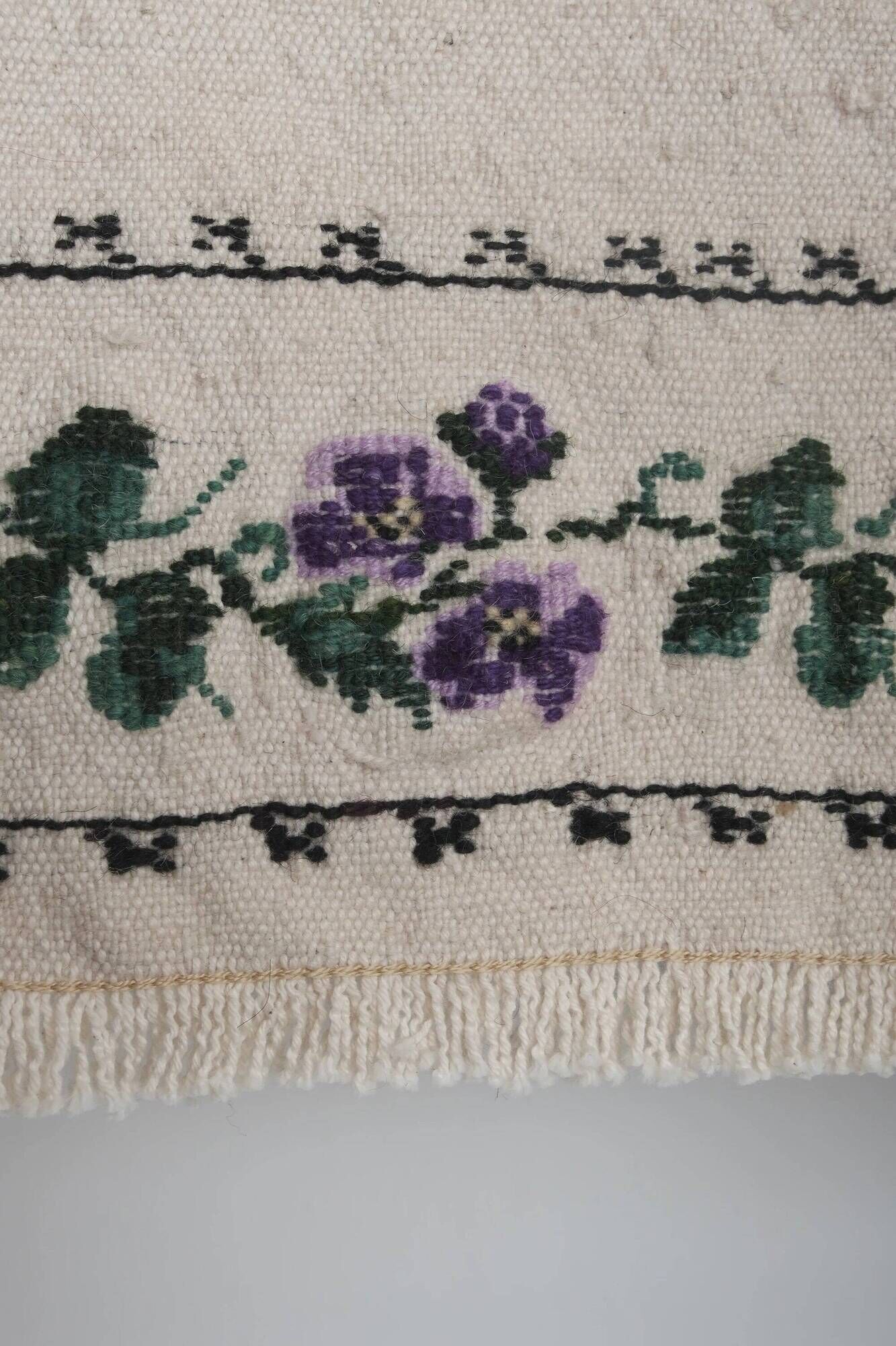 Vintage Turkish kilim, handwoven, 115x144 cm.
