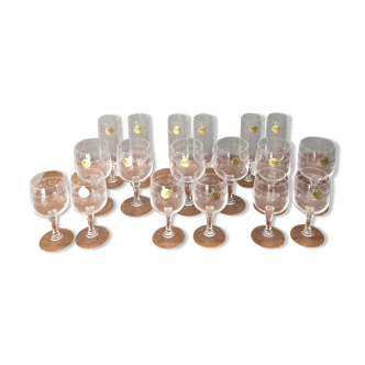 A set of 18 engraved glasses from the Maison Cristal d'Arques