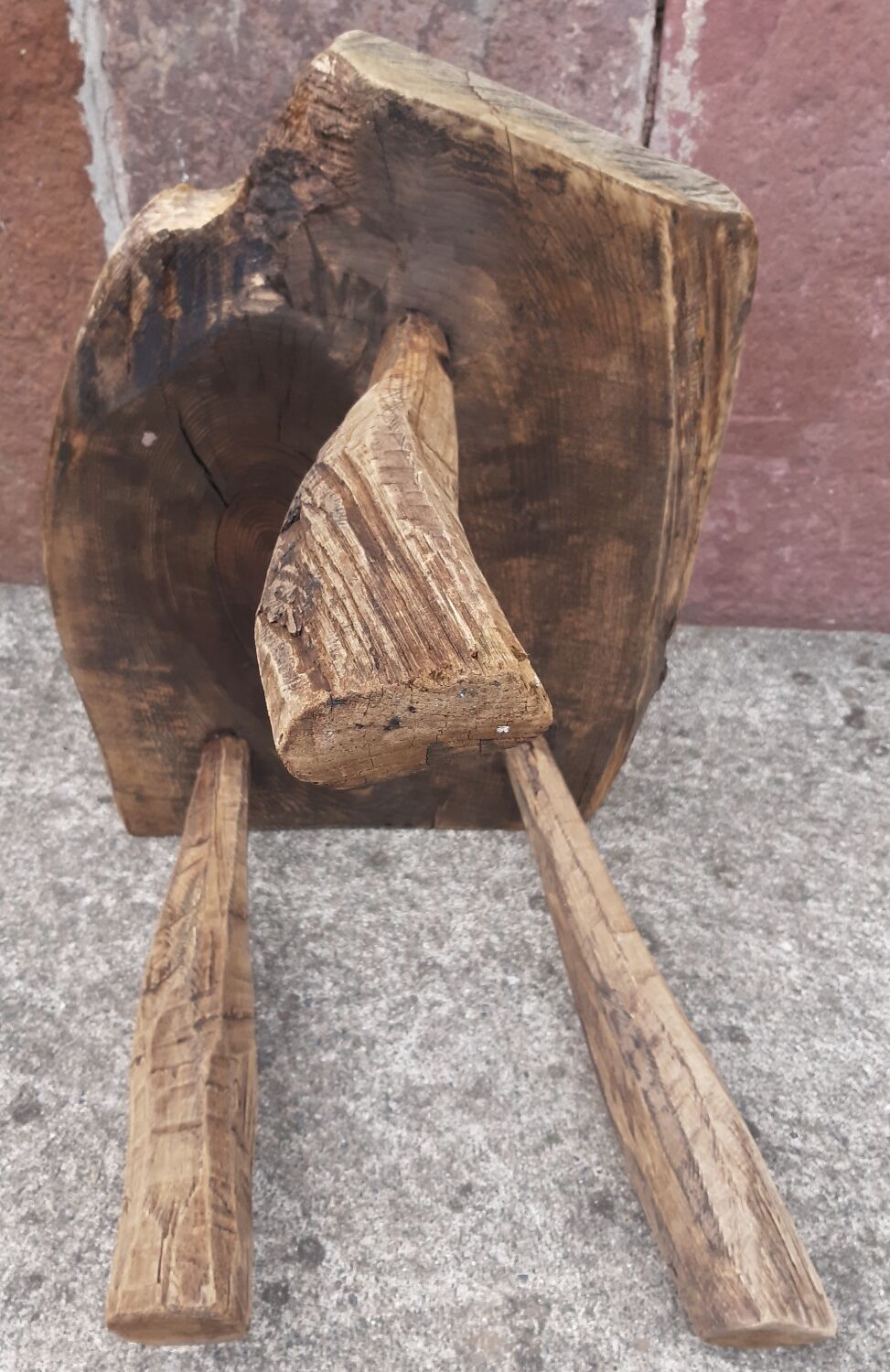 Brutalist coffee table in solid wood, tripod. (Popular art)
