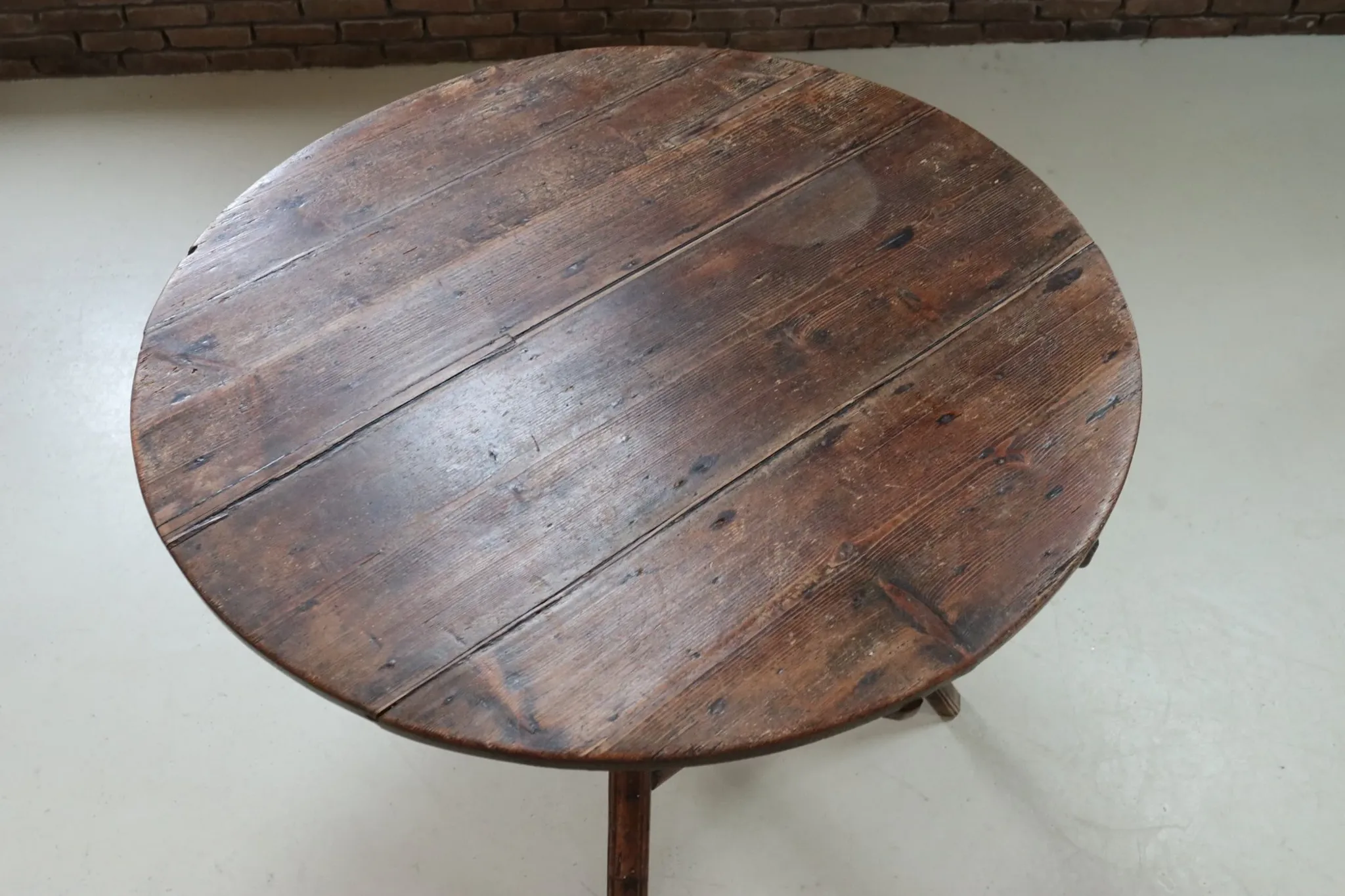 Large round pine three-legged table – cricket table, Ø 110 cm