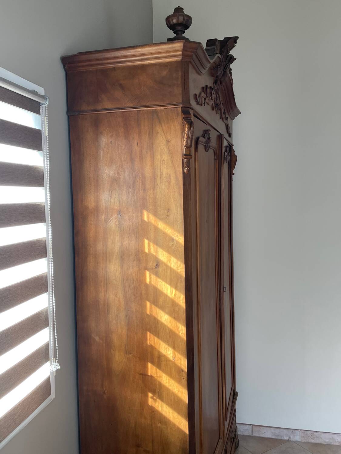 Large solid wood wardrobe from the 1900s-1920s