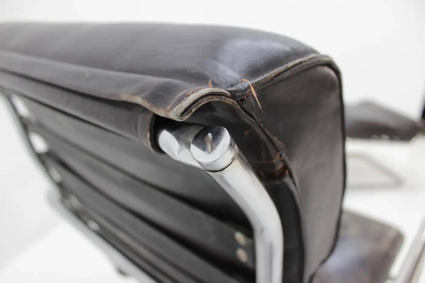 Ensemble fauteuil lounge et repose-pieds en cuir tubulaire chromé - années 1950