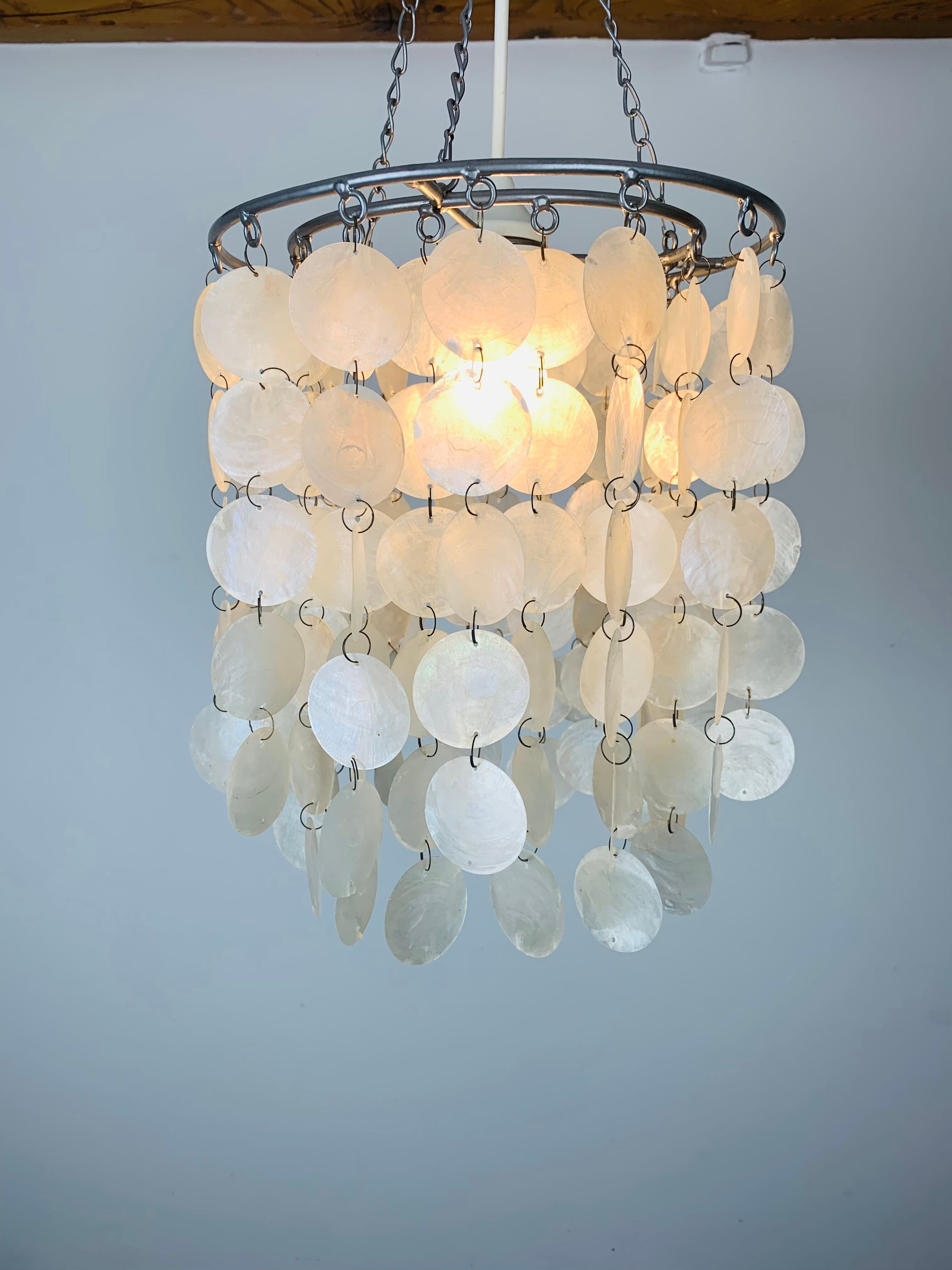 Mother-of-pearl grapevine suspension