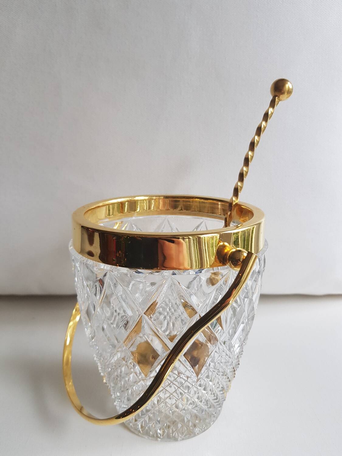 Seau à glace en cristal taillé du milieu du siècle Val Saint Lambert avec détails dorés et cuillère