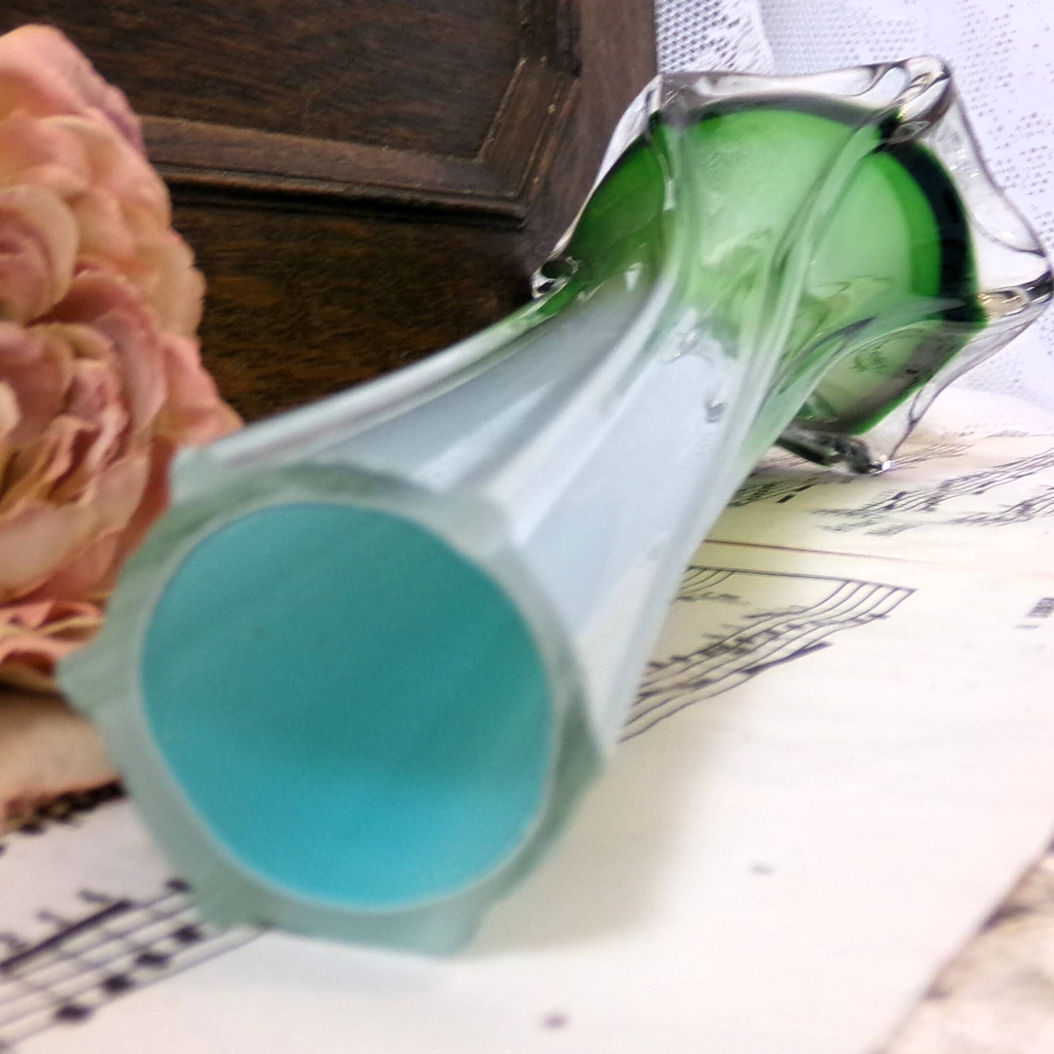 Vase solifleur en verre torsadé de Murano avec effet ombré vert à bleu pâle