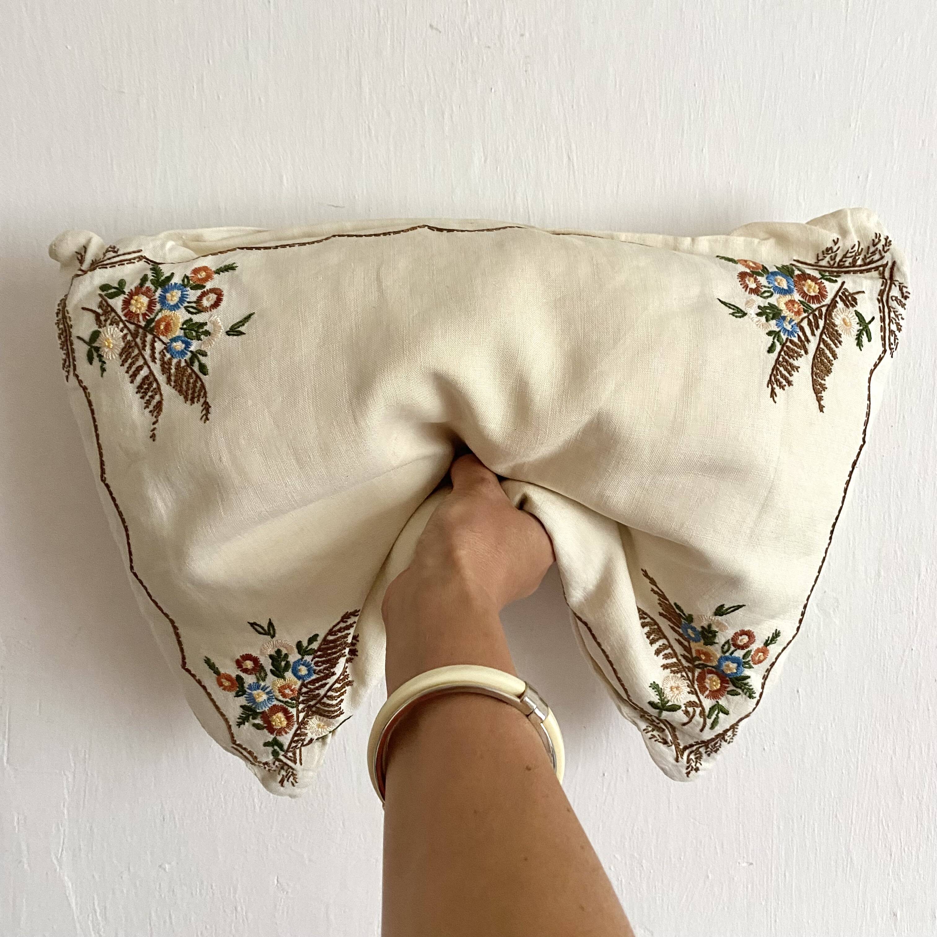 Coussin ancien en lin brodé