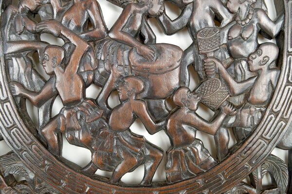 Porte africaine en bois sculpté et bronze de chef de village Baboun, Cameroun, début XXe
