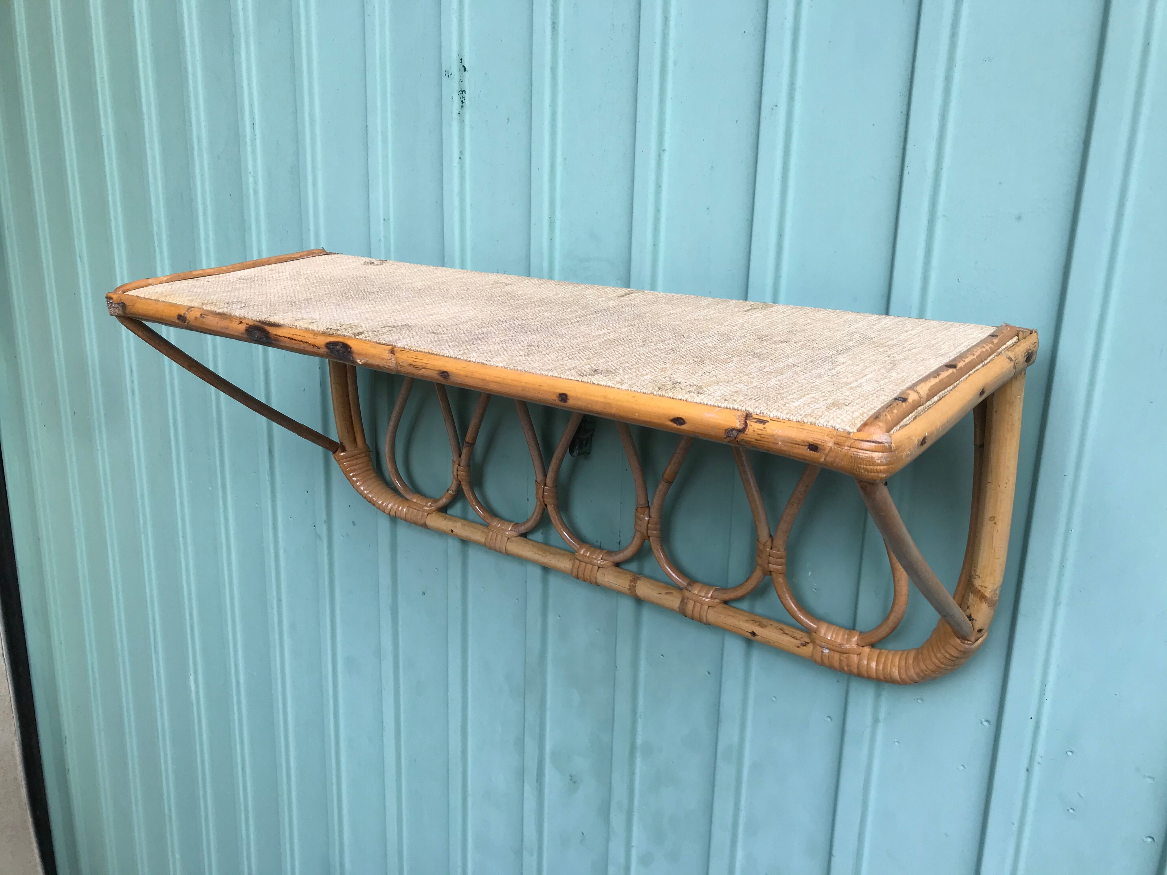 Ancien bureau en rotin à 2 tiroirs & plateau verre + étagère + 2 appliques vintage