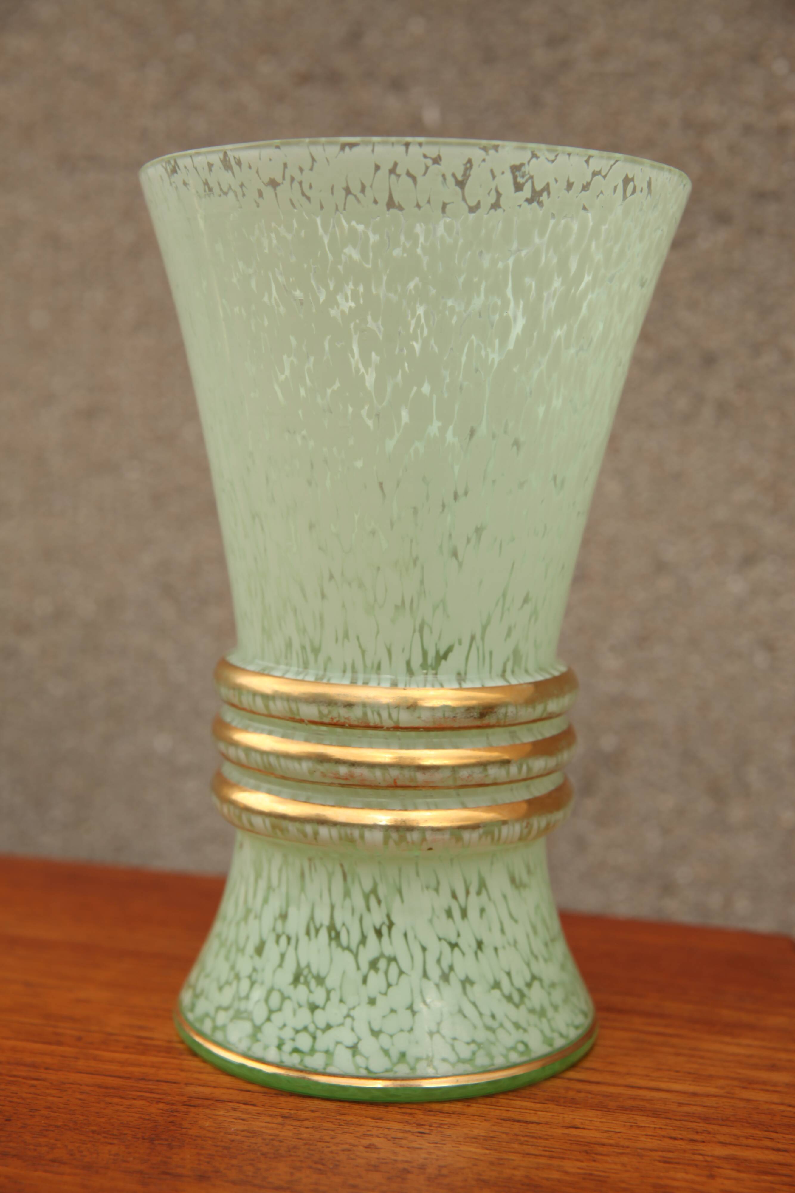 Vase vert d'eau moucheté à réhauts d'or circa 1970