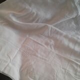 Drap lin monogramme brodé B M et fleurs