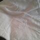 Drap lin monogramme brodé B M et fleurs