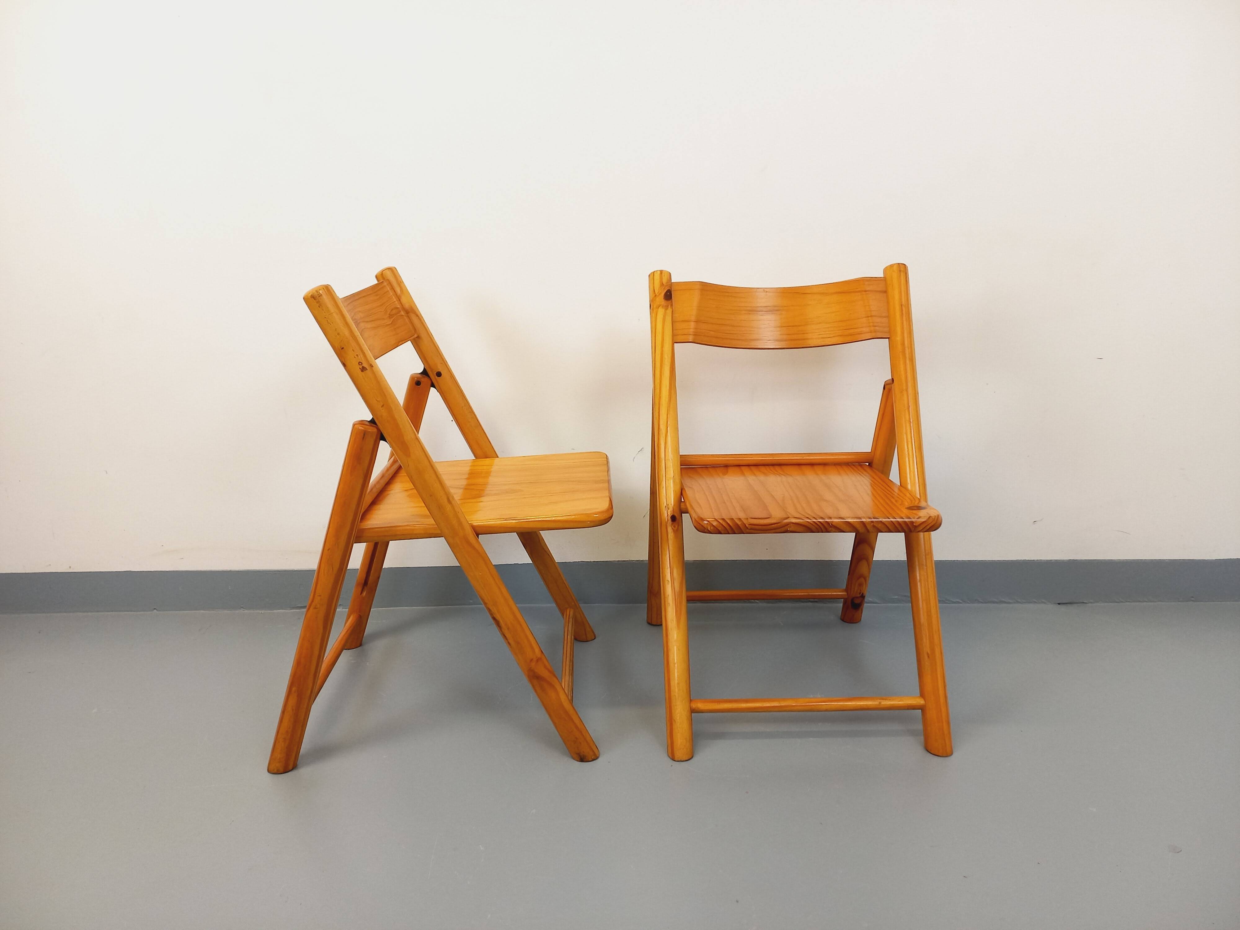 Pair of vintage folding chairs in pine from the 70s and 80s.