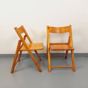Pair of vintage folding chairs in pine from the 70s and 80s.