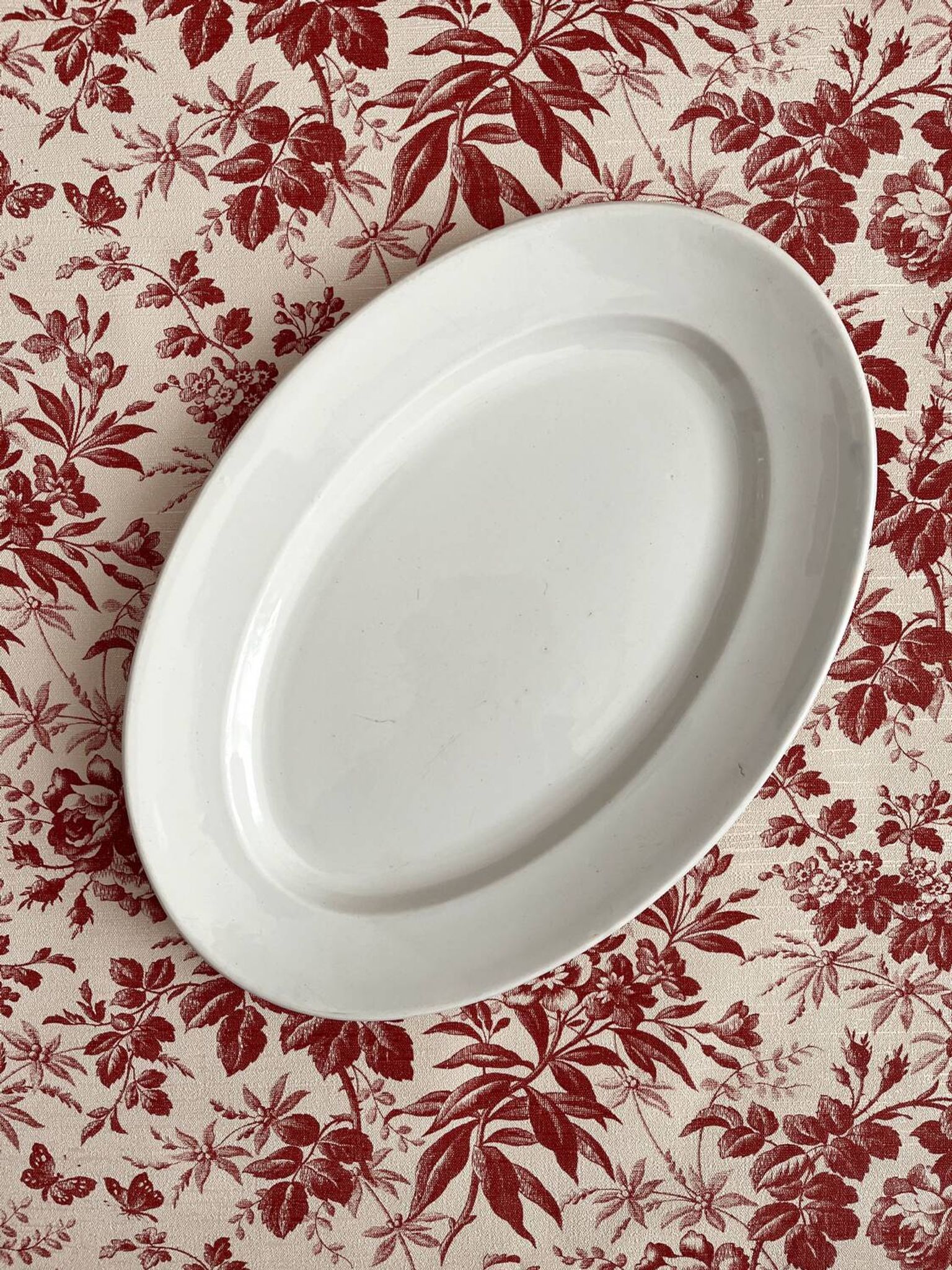 Plat ovale blanc en terre de fer Creil et Montereau fin XIXe