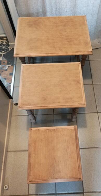 Air-glued solid wood nesting table