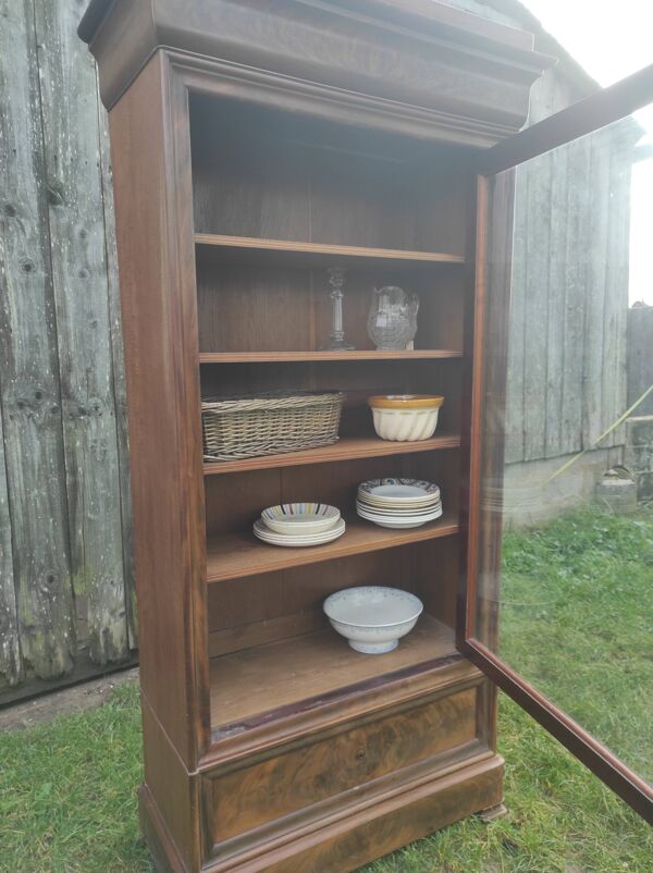 Armoire parisienne vitrée.