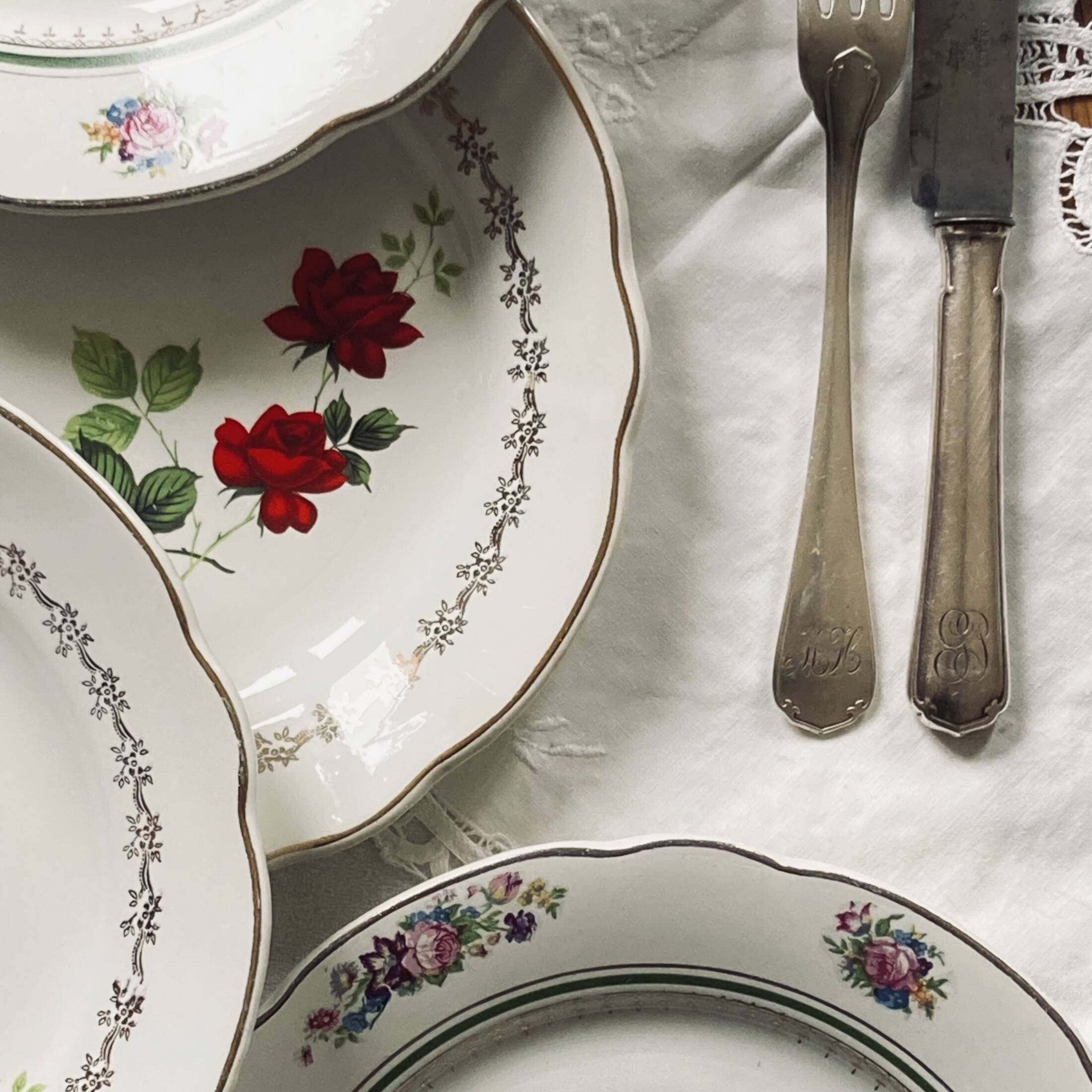 Lot of 6 old mismatched flat plates manufactured by Digoin, Sarreguemines, Villeroy Boch