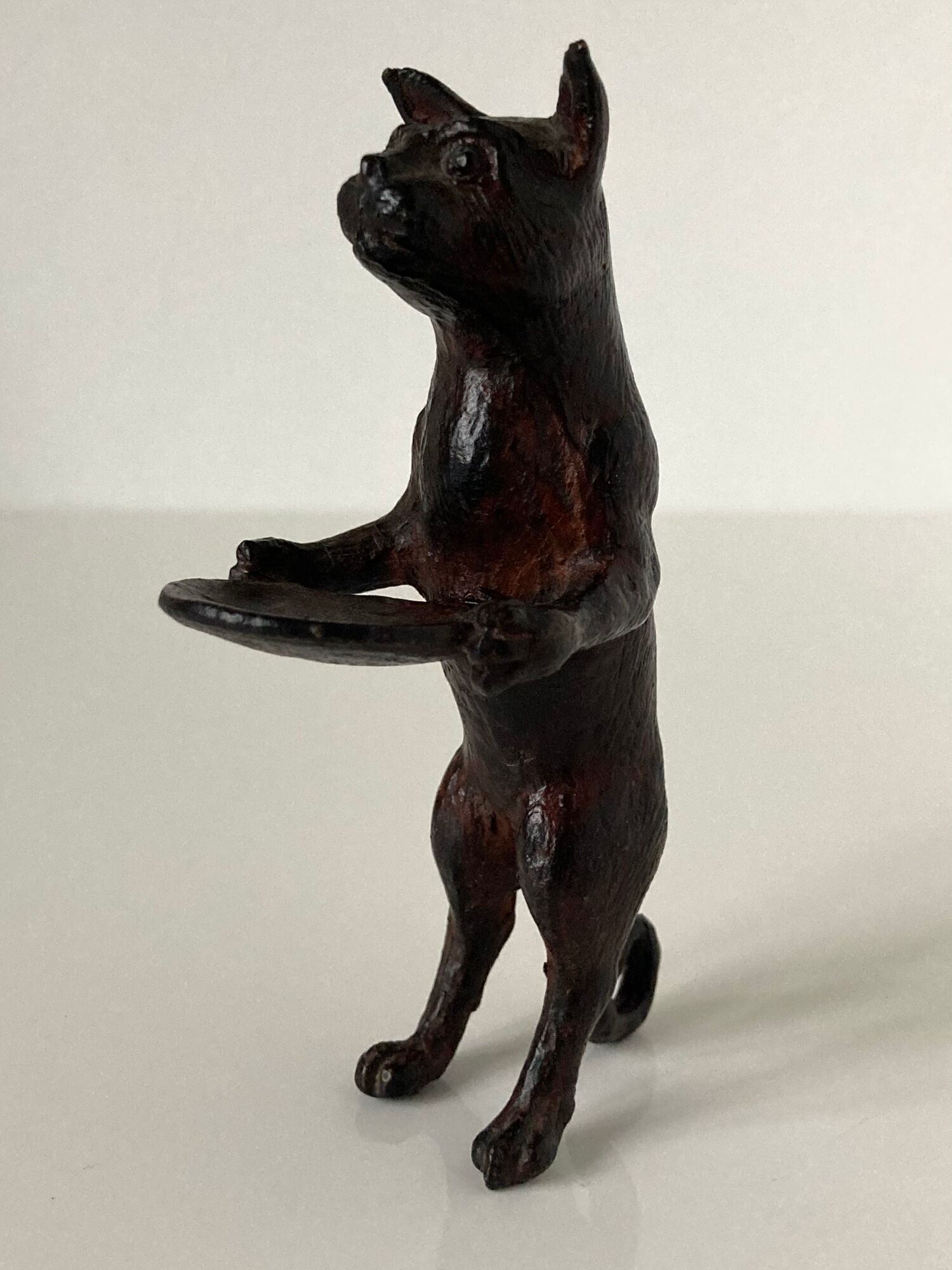 Pockets in the shape of a servant cat in bronze of reddish-brown patina