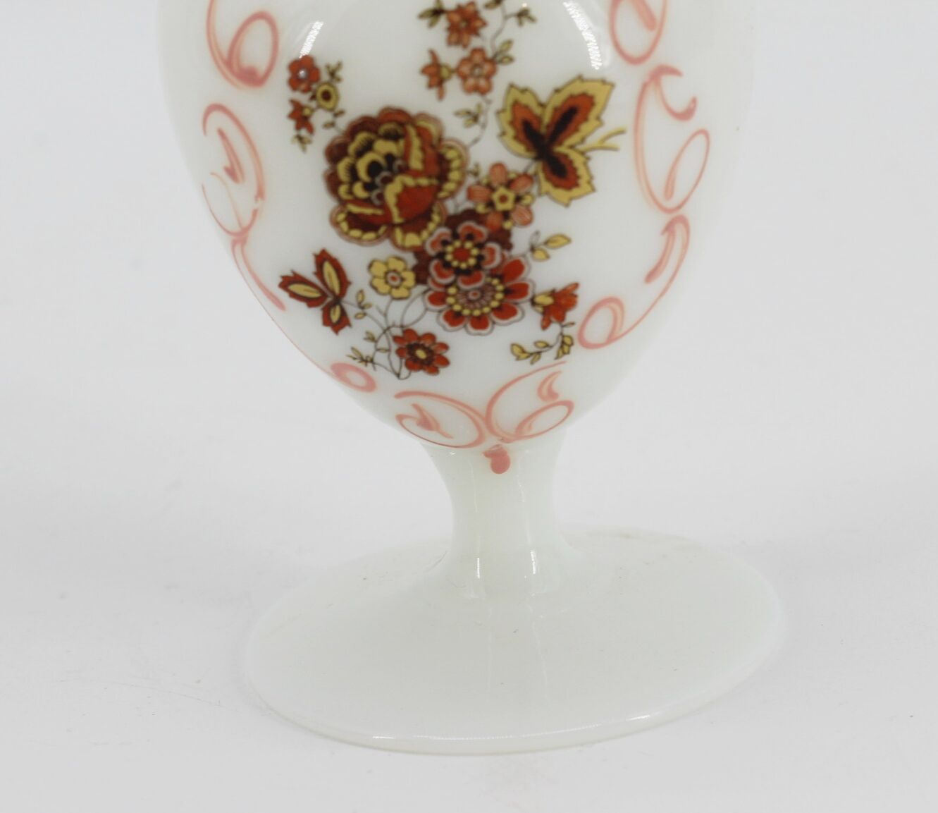 Vase in white opaline flowers
