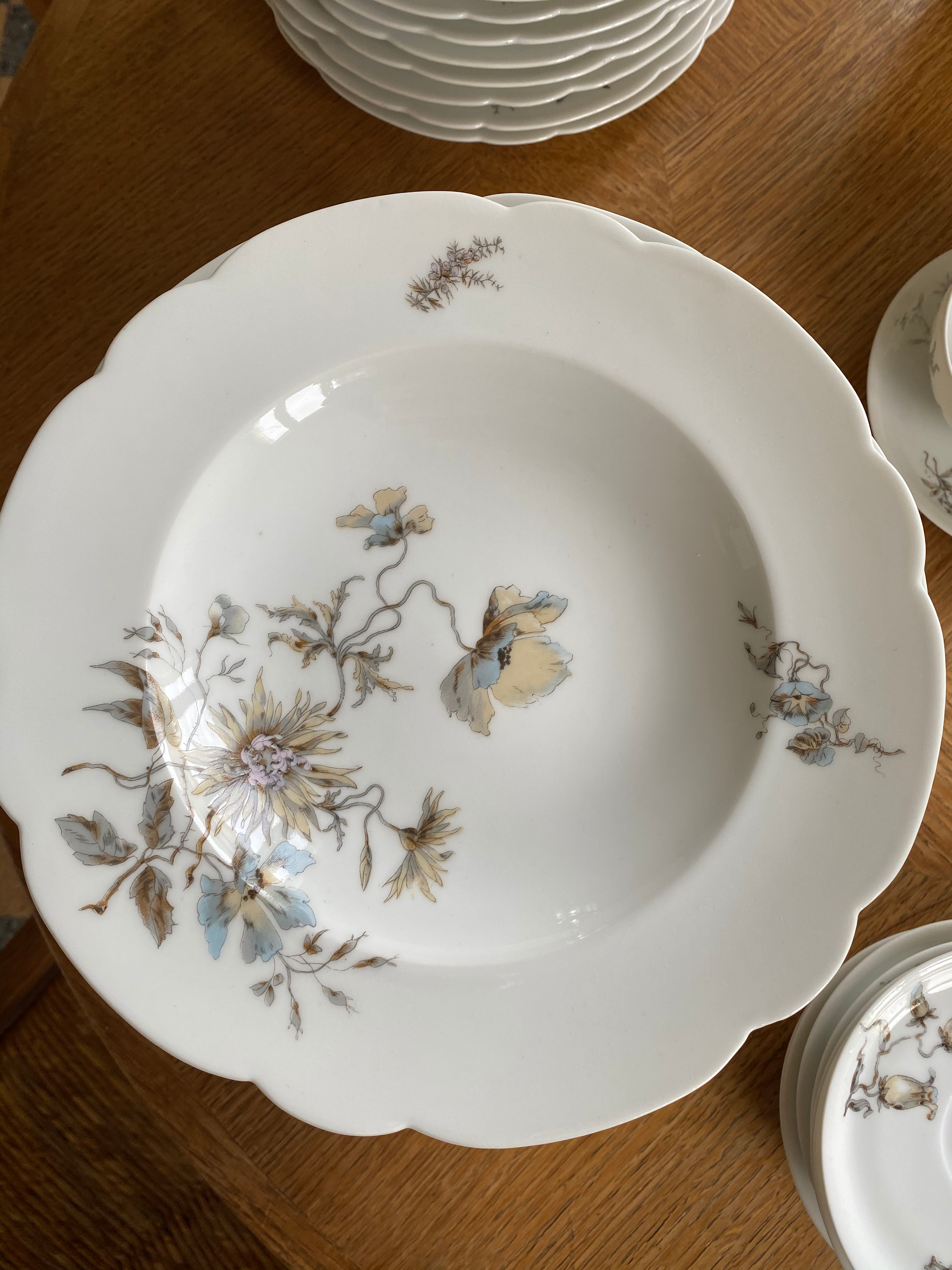 Porcelain crockery service