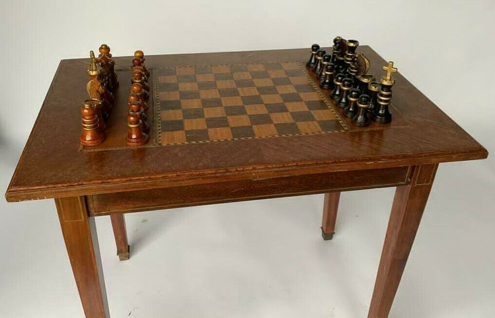 Table chess marqueterie piece sculptee bois 1930