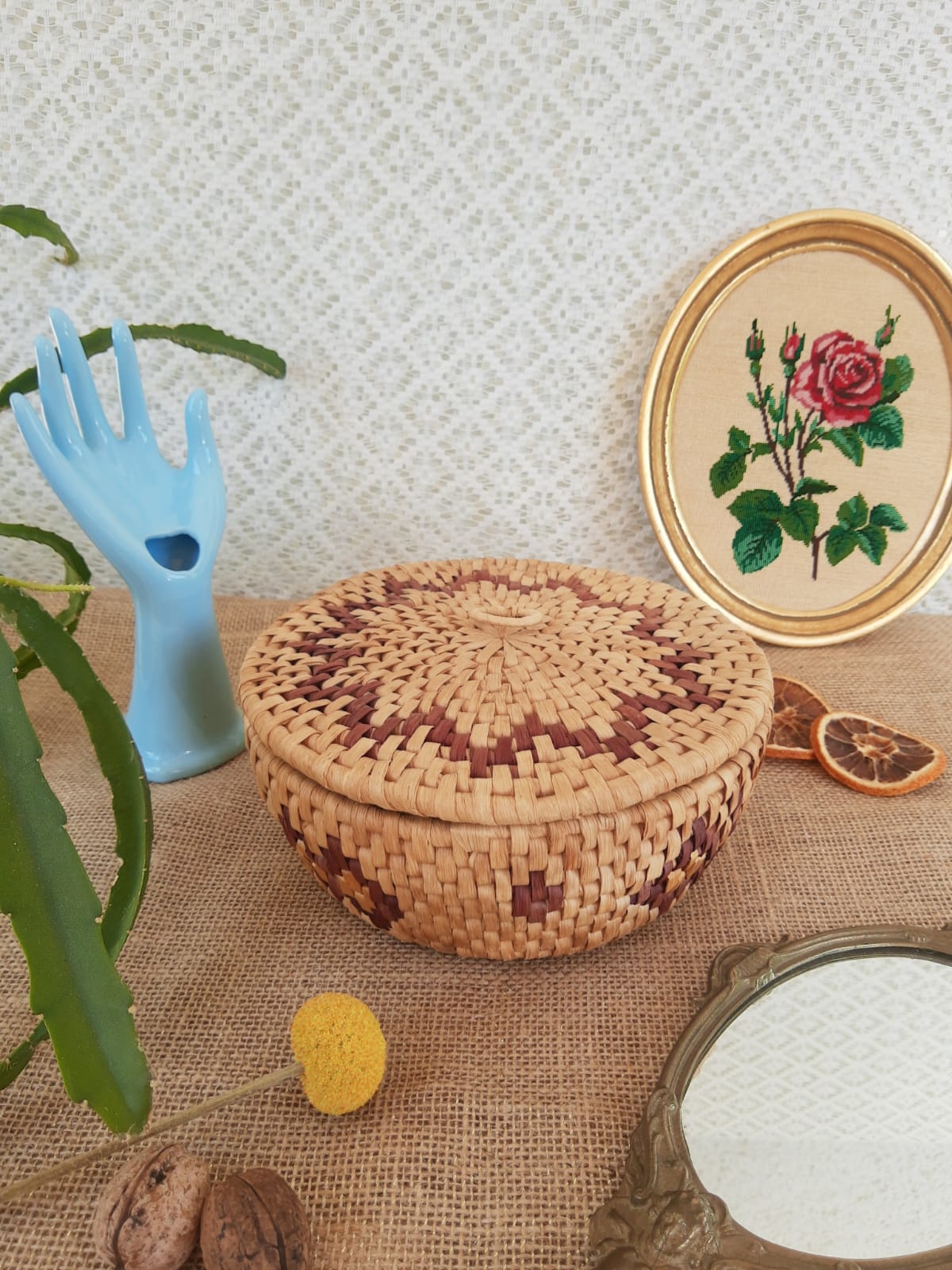 Round raffia box - vintage