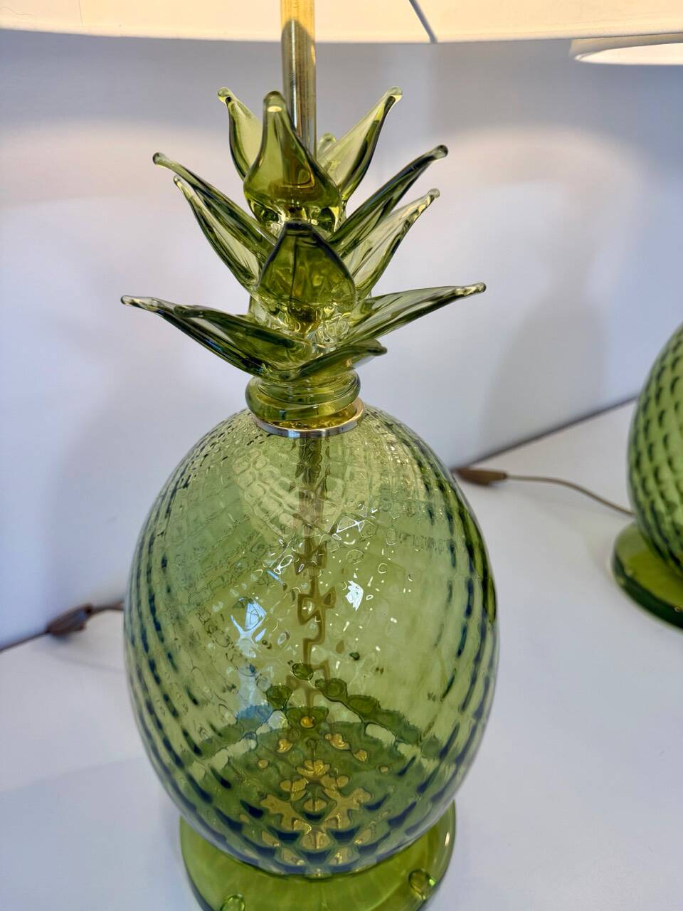 Paire de lampes en verre de Murano en forme d'ananas Art Déco italien avec abat-jours.