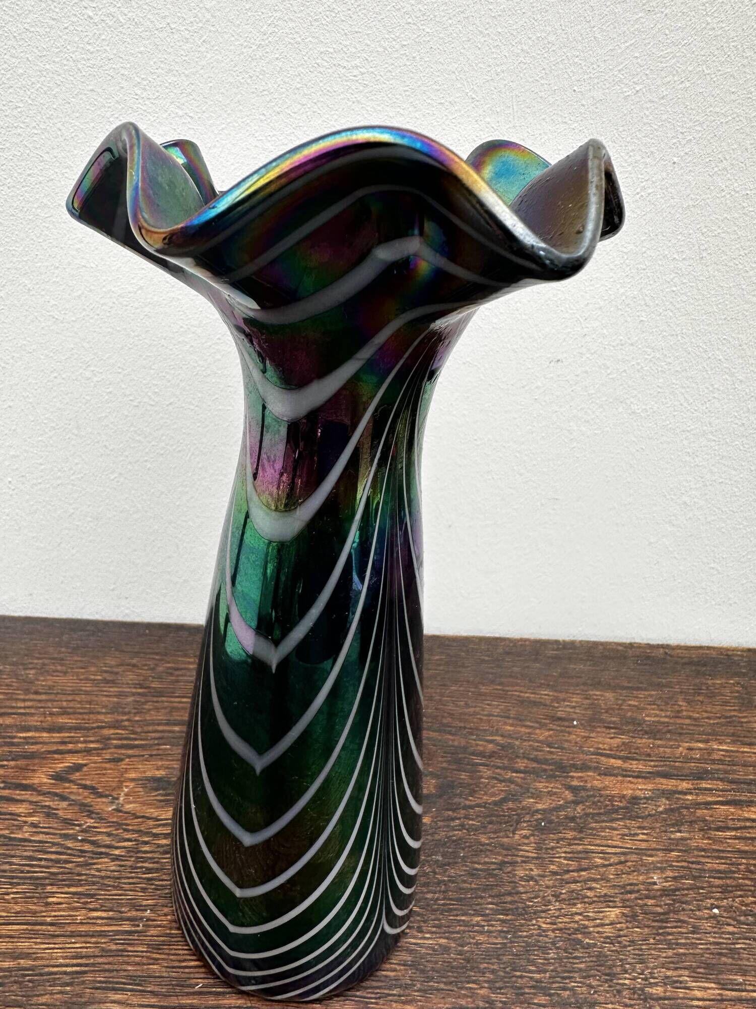 Vintage iridescent glass vase with ribbed design and ruffled neck, H 21 cm.
