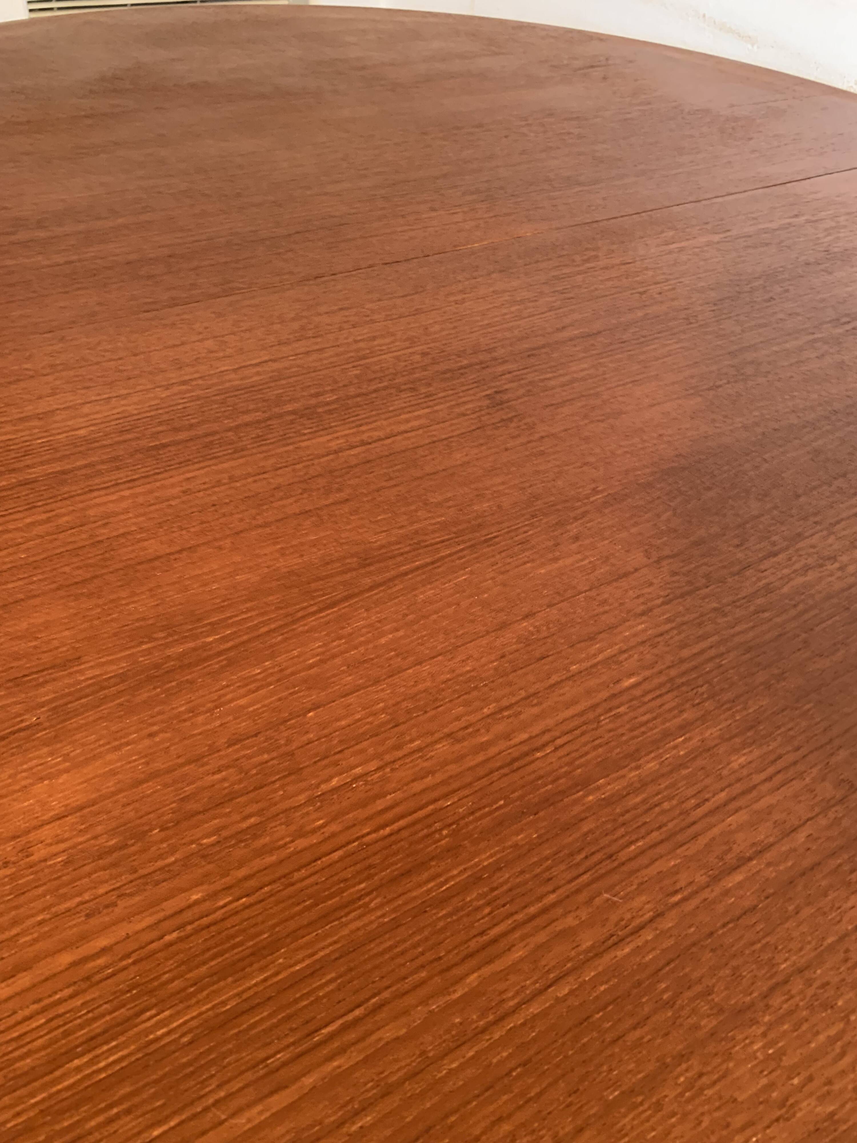Table de repas ronde aux design scandinave en teck des années 60.