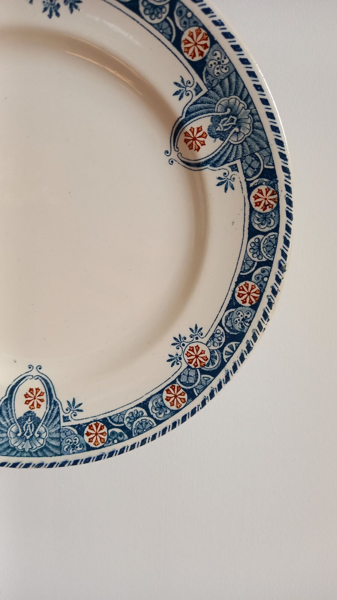 4 assiettes anciennes terre de fer longwy modèle « londres »