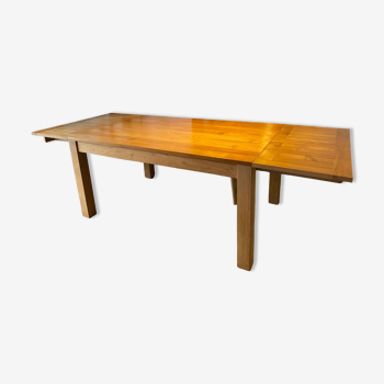 Extendable teak table