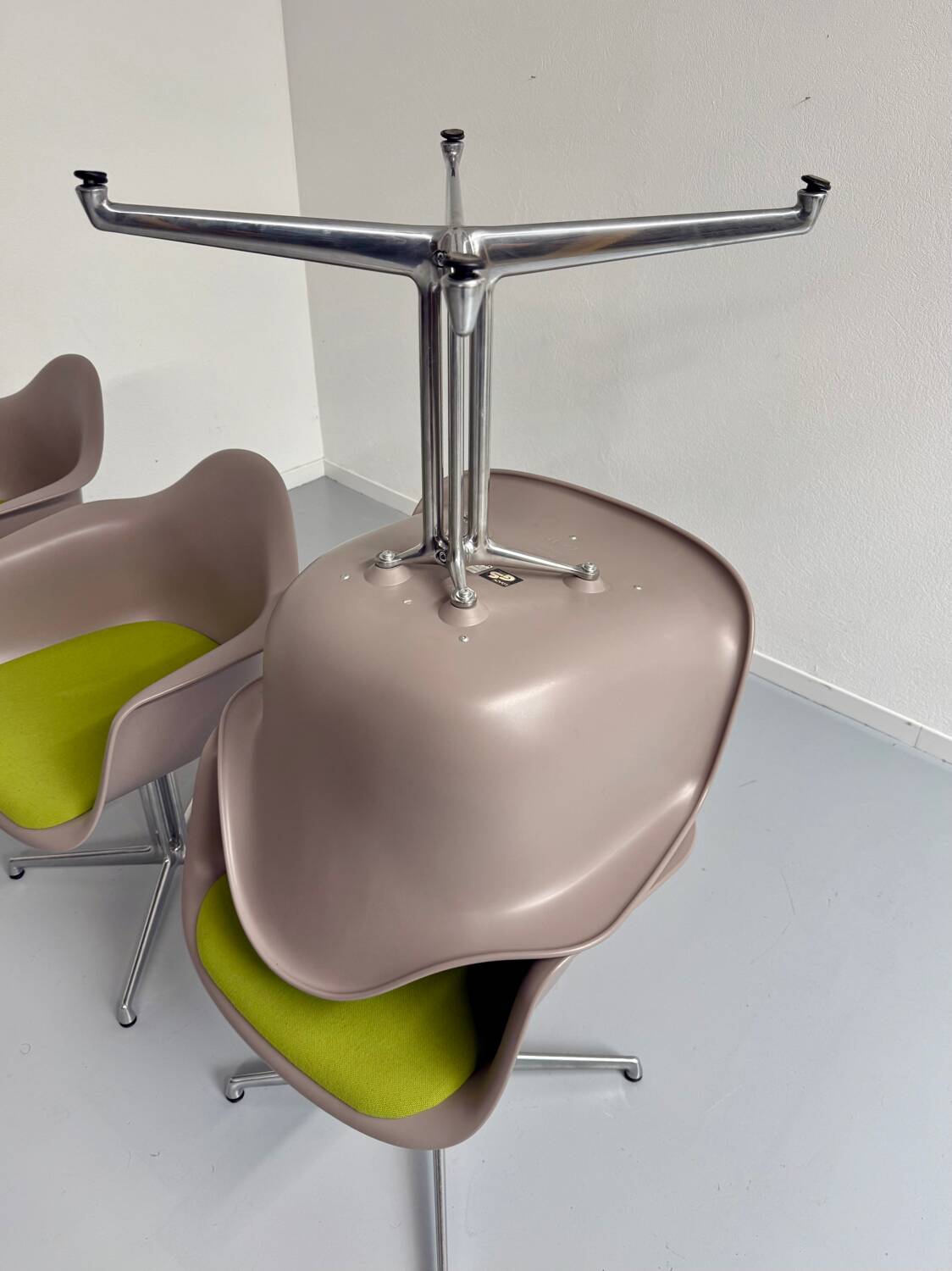 Lot of 6 plastic armchair chairs design Eames VITRA La fonda gray base
