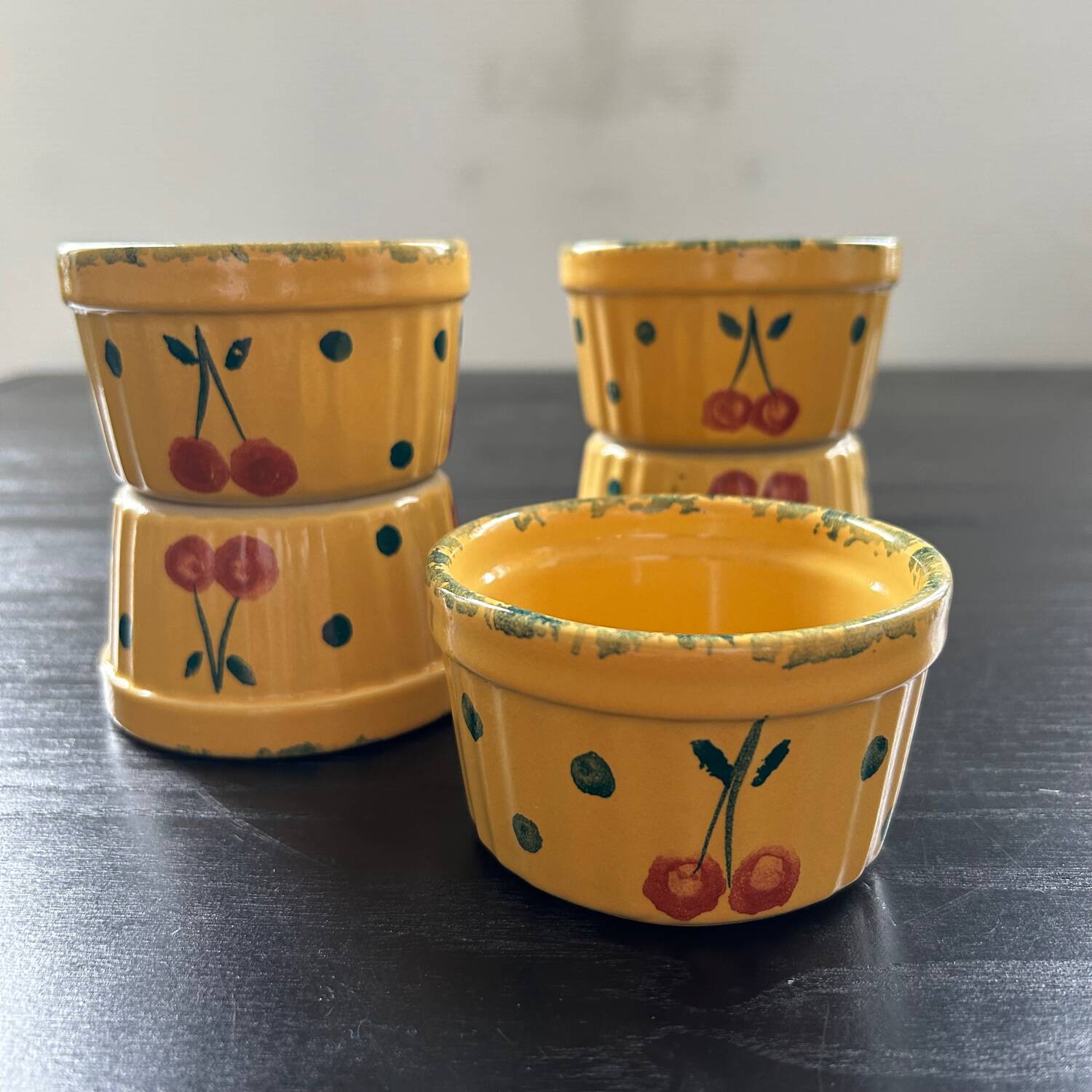 Service of 5 ramekins with cherry decoration