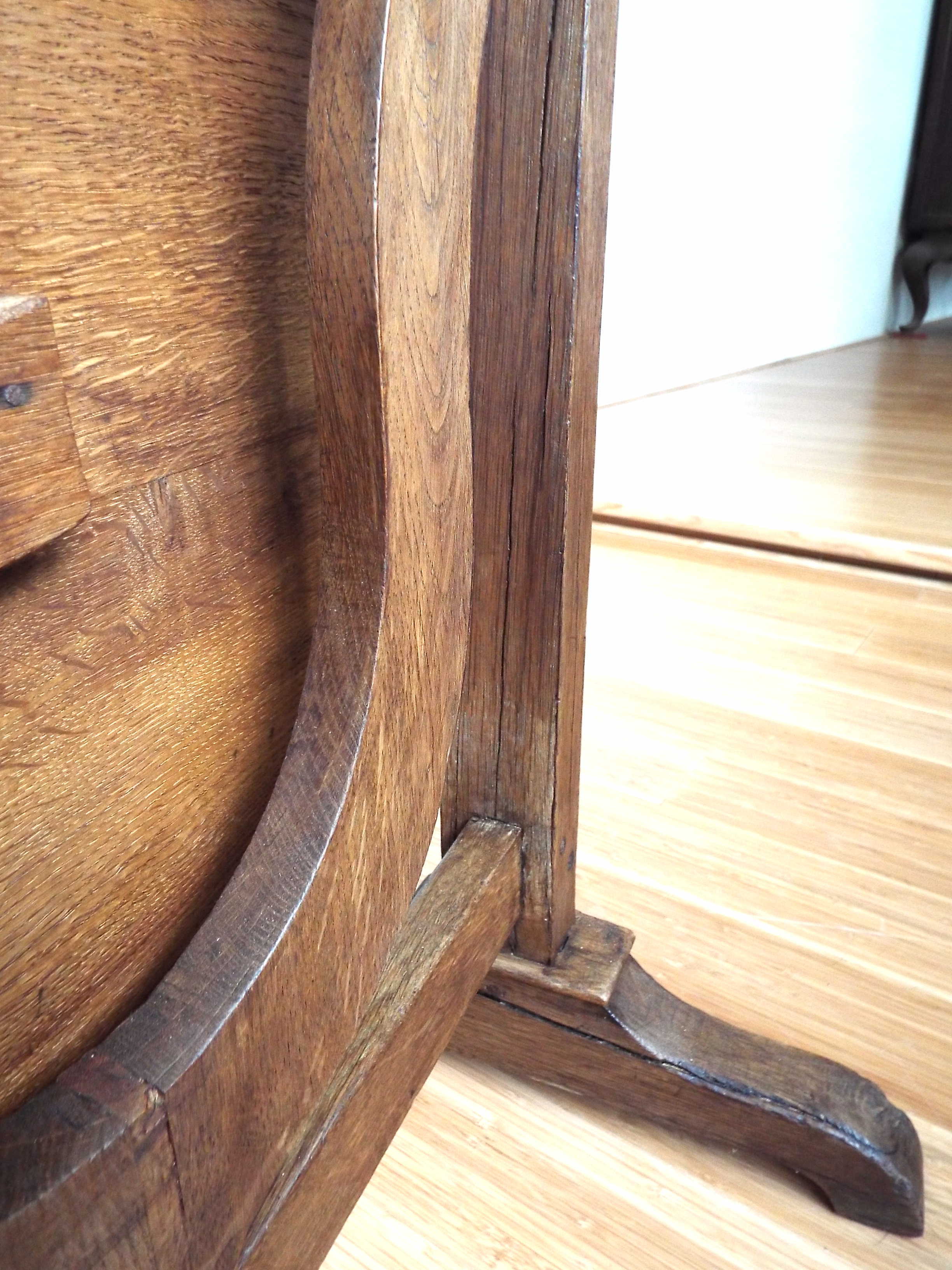 Folding round table winemaker