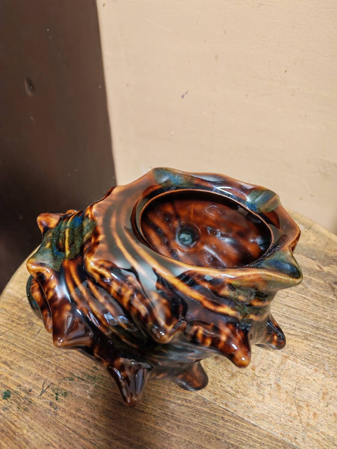 The shell-shaped trinket dish in Vallauris style.