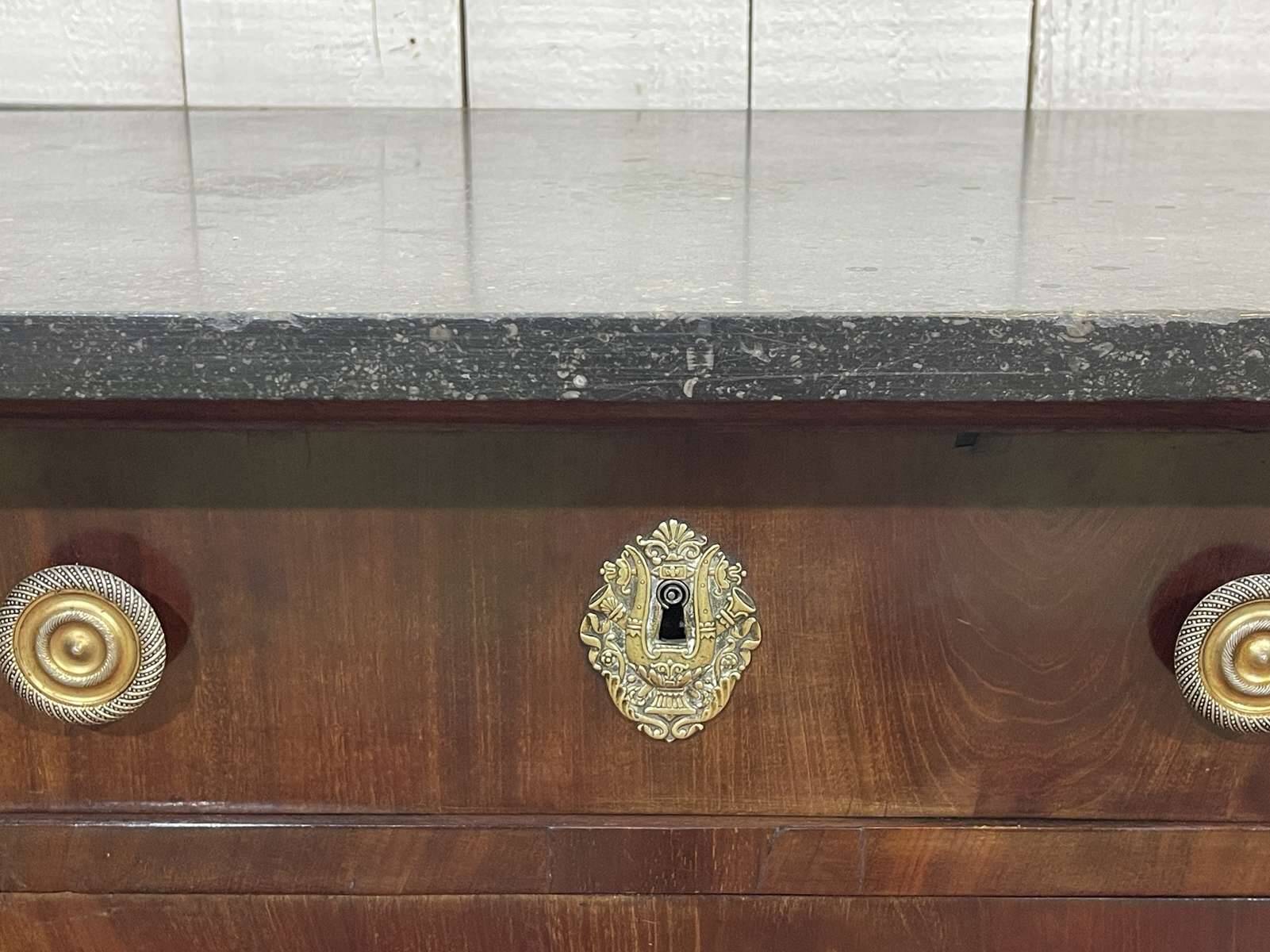 Buffet Empire début XIXème en acajou et dessus marbre noir