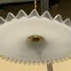 Suspension vintage en verre opaline forme mouchoir plissé diamètre 24 cm griffe laiton