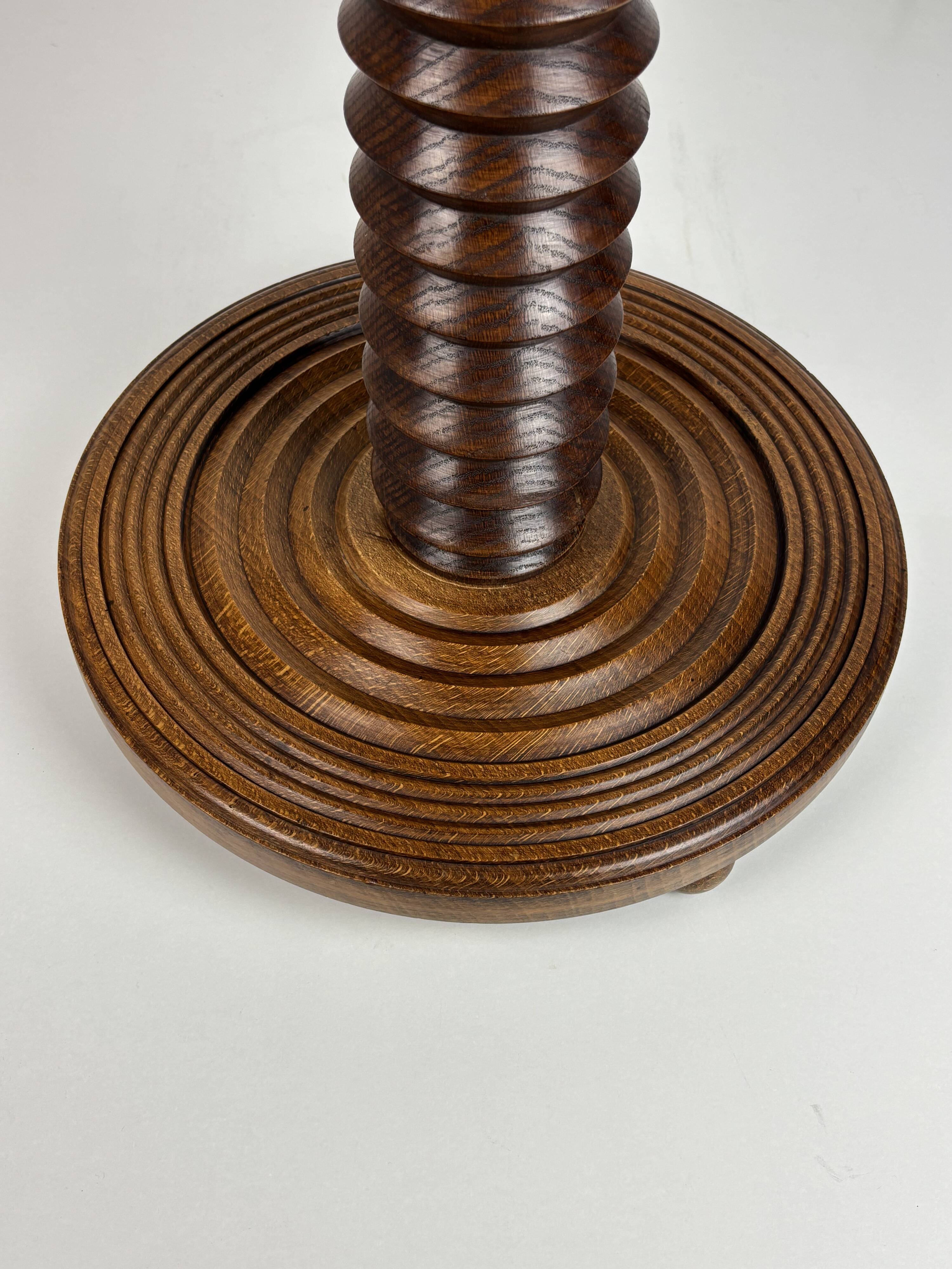 Table d'appoint brutaliste en bois tourné avec pressoir à vin