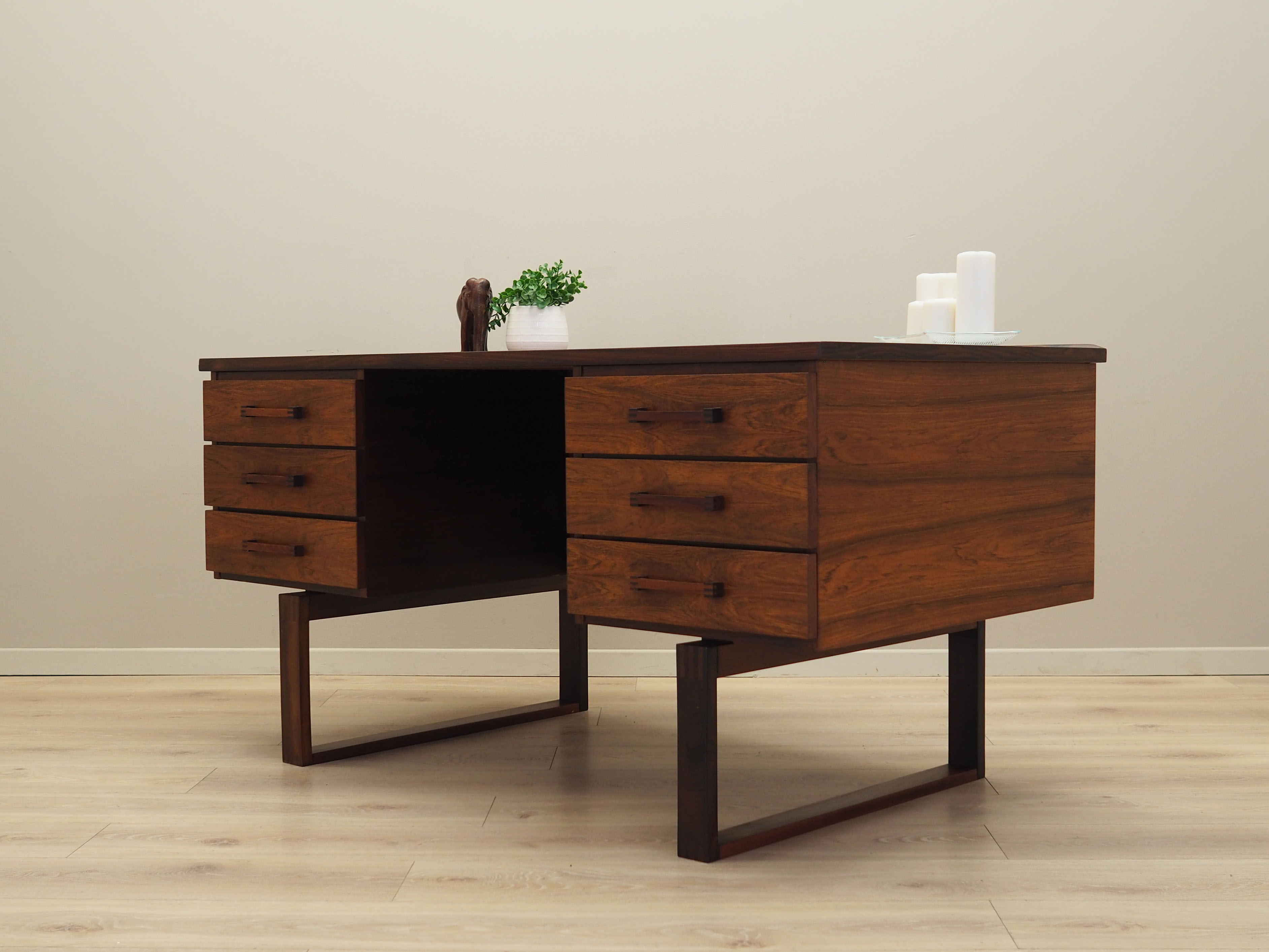 Rosewood desk, Danish design, 1960s, designer: Torben Valeur & Henning Jensen, manufacturer: Dyrlund