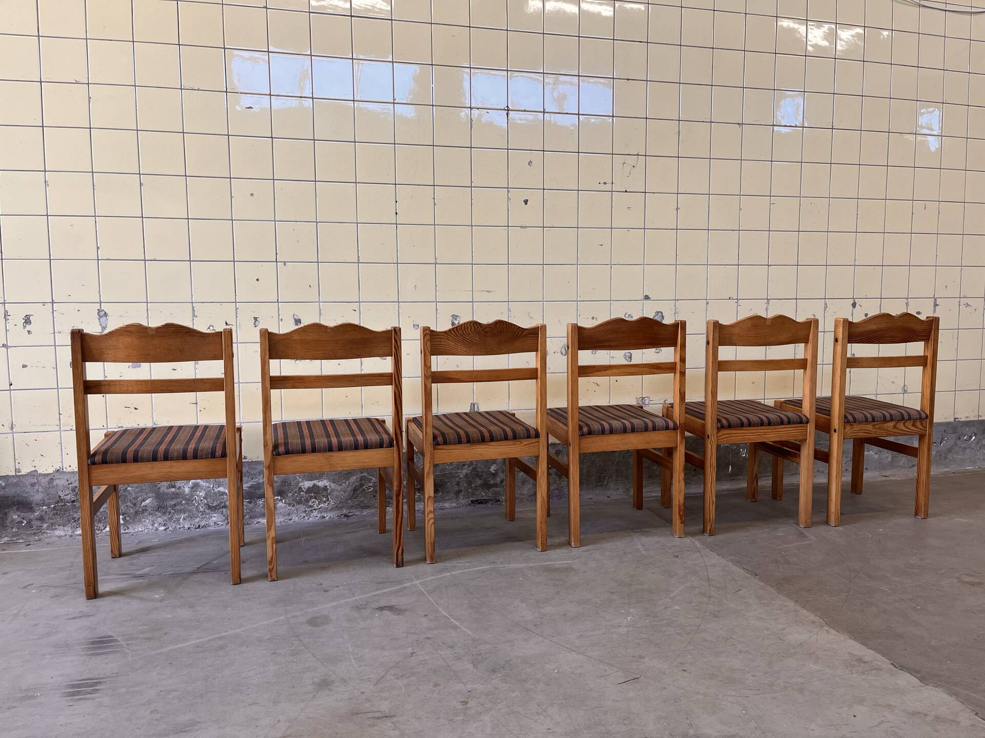Set of six Scandinavian dining chairs in pine