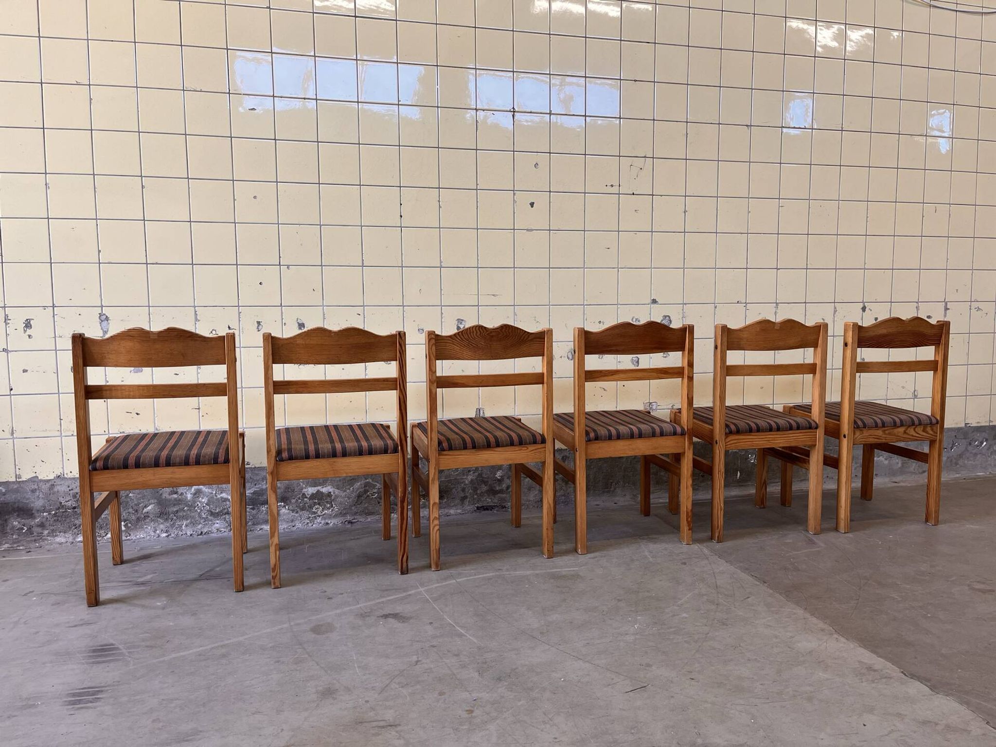 Ensemble de six chaises de salle à manger scandinaves en pin.