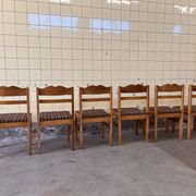 Ensemble de six chaises de salle à manger scandinaves en pin.