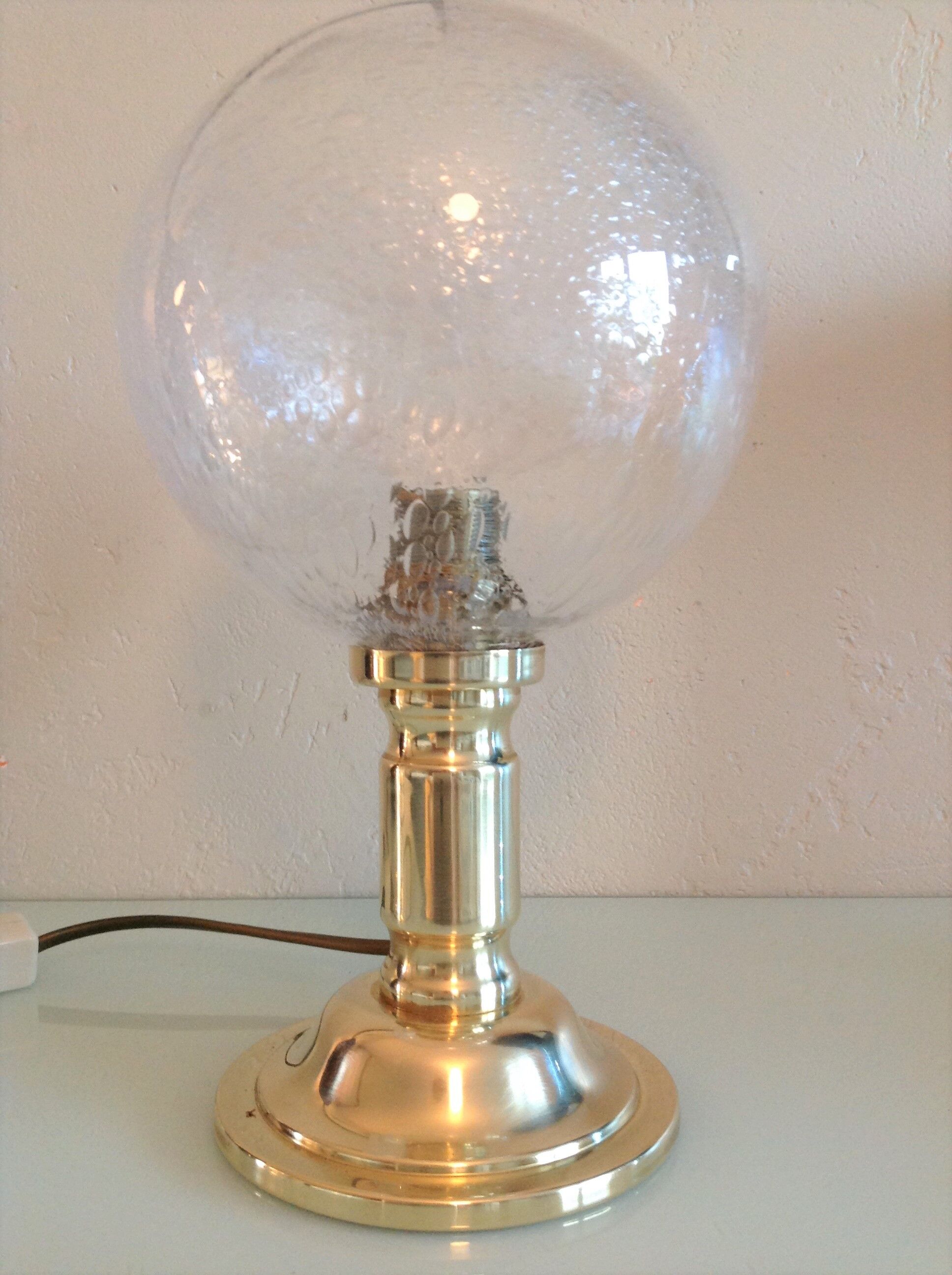 Lampe de chevet en laiton et globe en verre bullé vintage années 60-70
