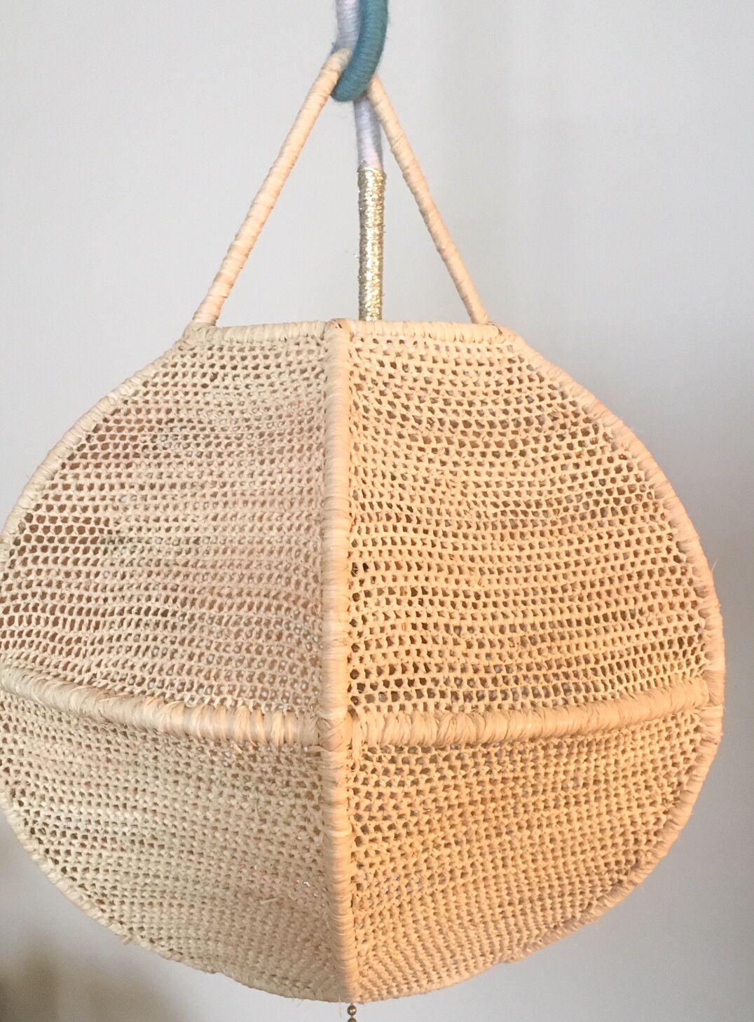 Hanging lamp in raffia