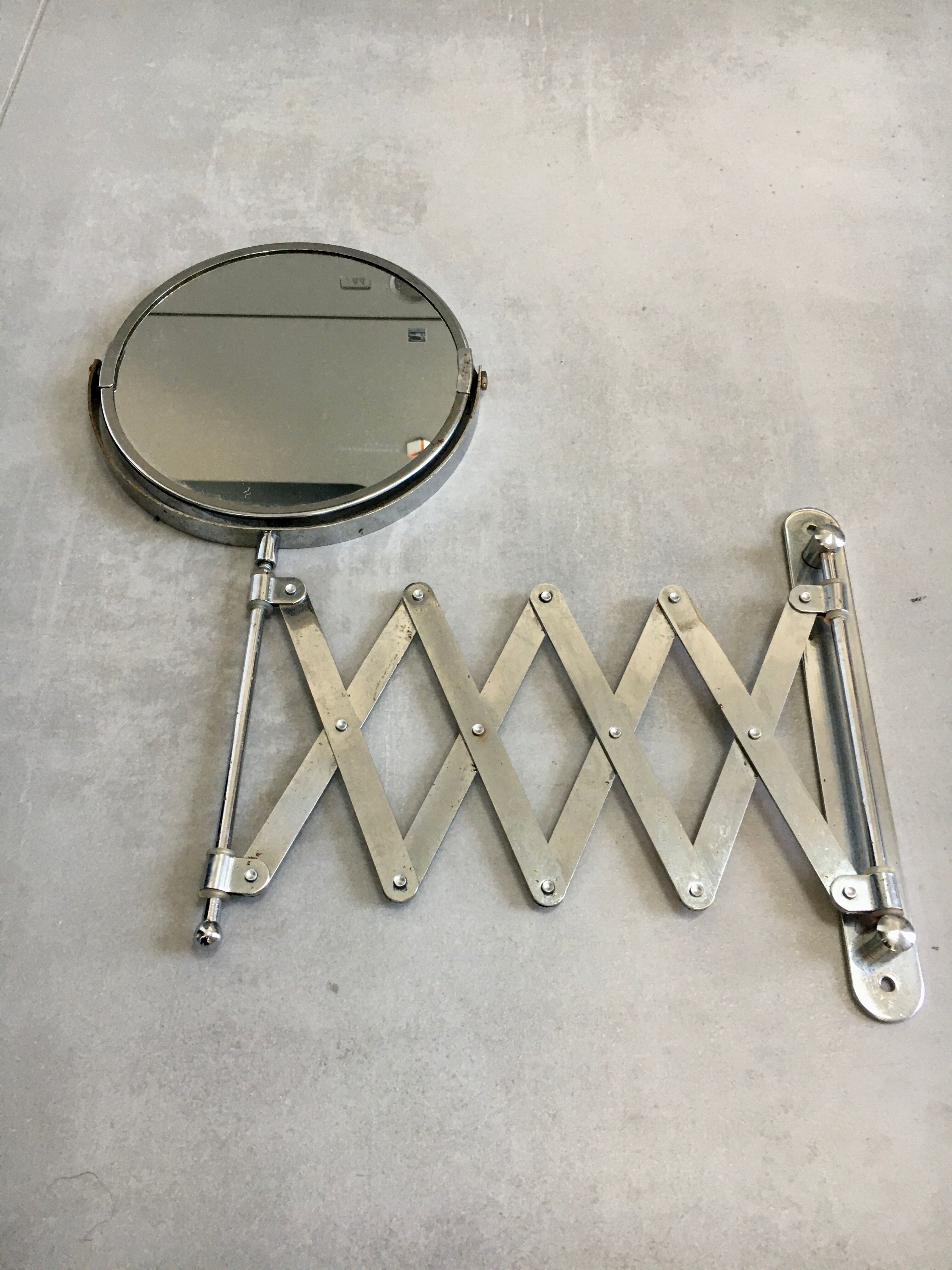 Round and articulated vintage mirror    38x33cm