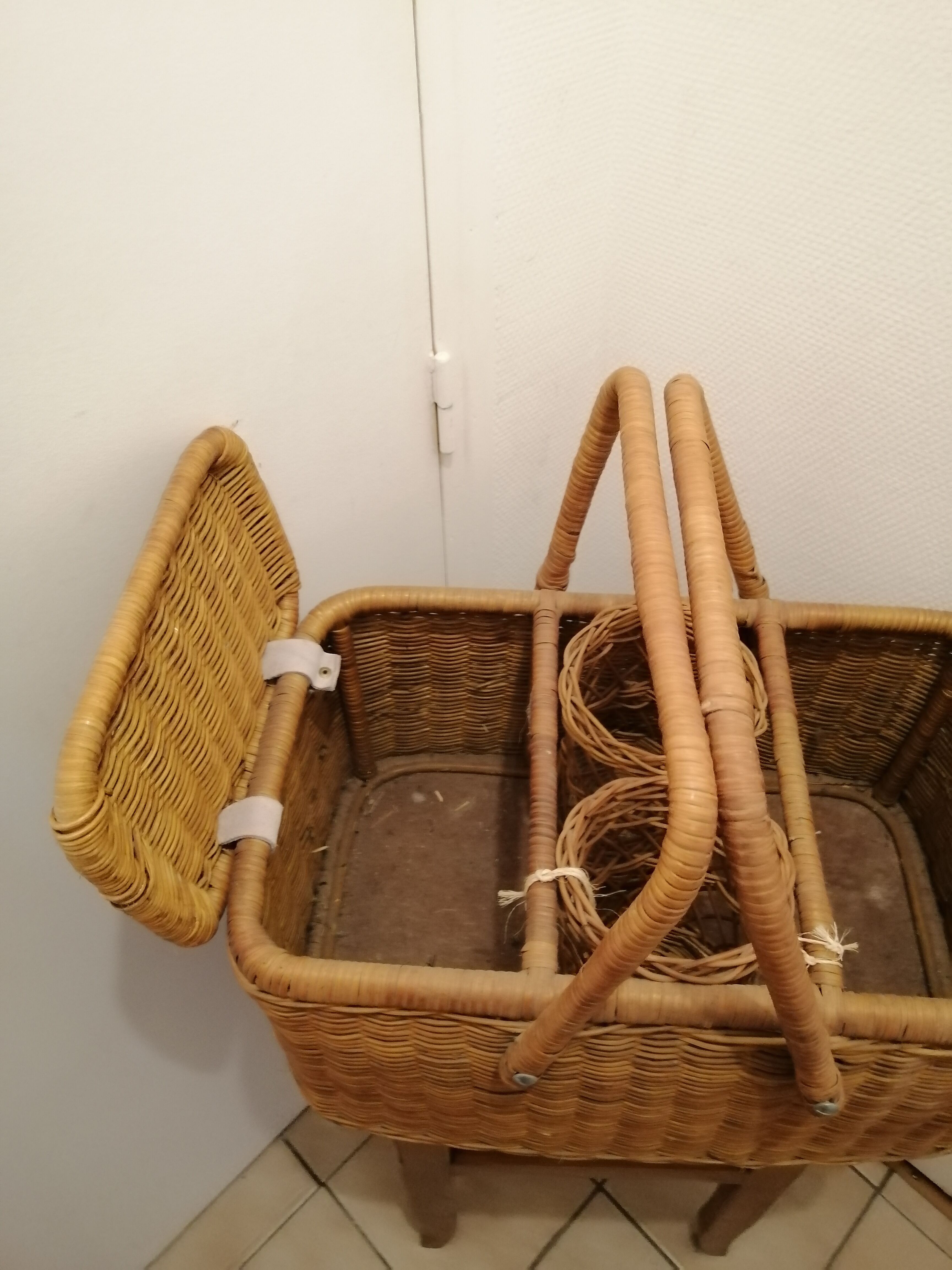 Picnic basket year 1960 vintage wicker