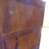 Armoire en noyer  ouvrant par 2 portes et un tiroir passe partout par ses dimensions