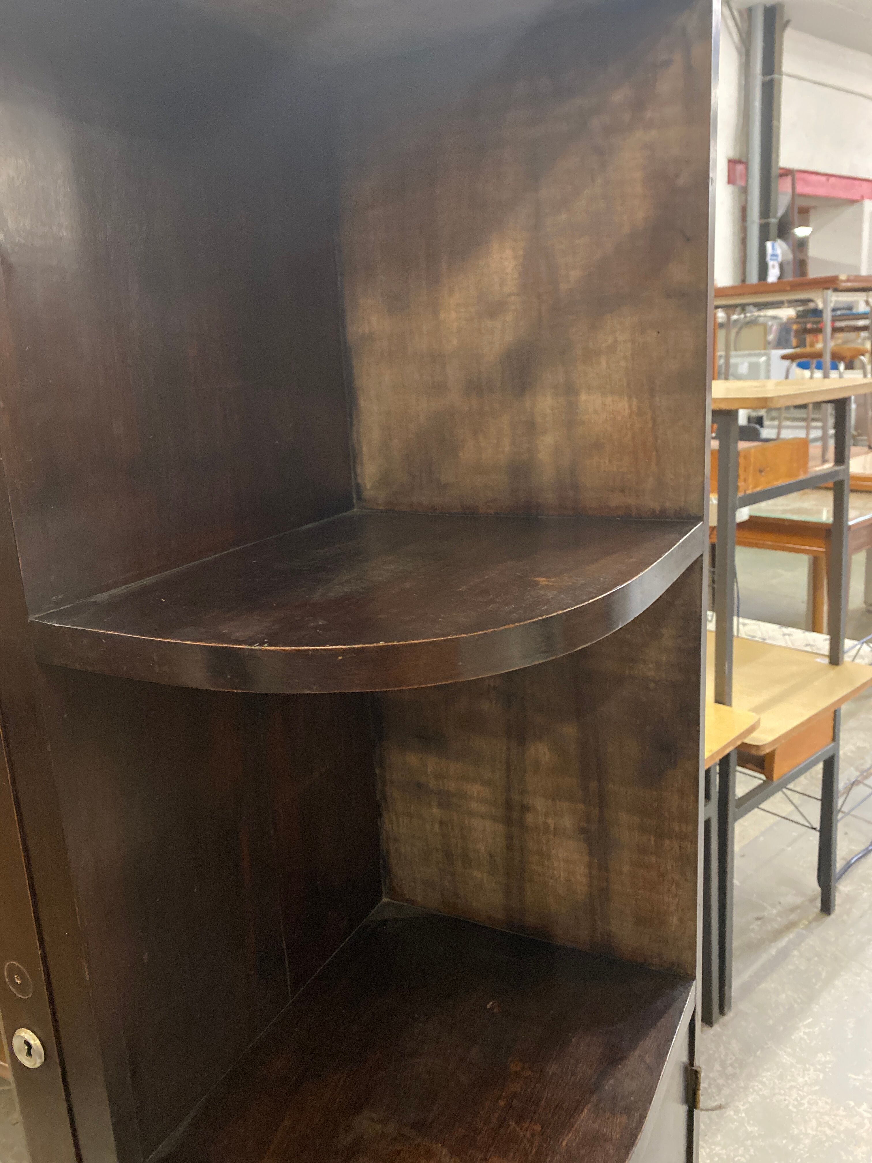 Quarter round showcase