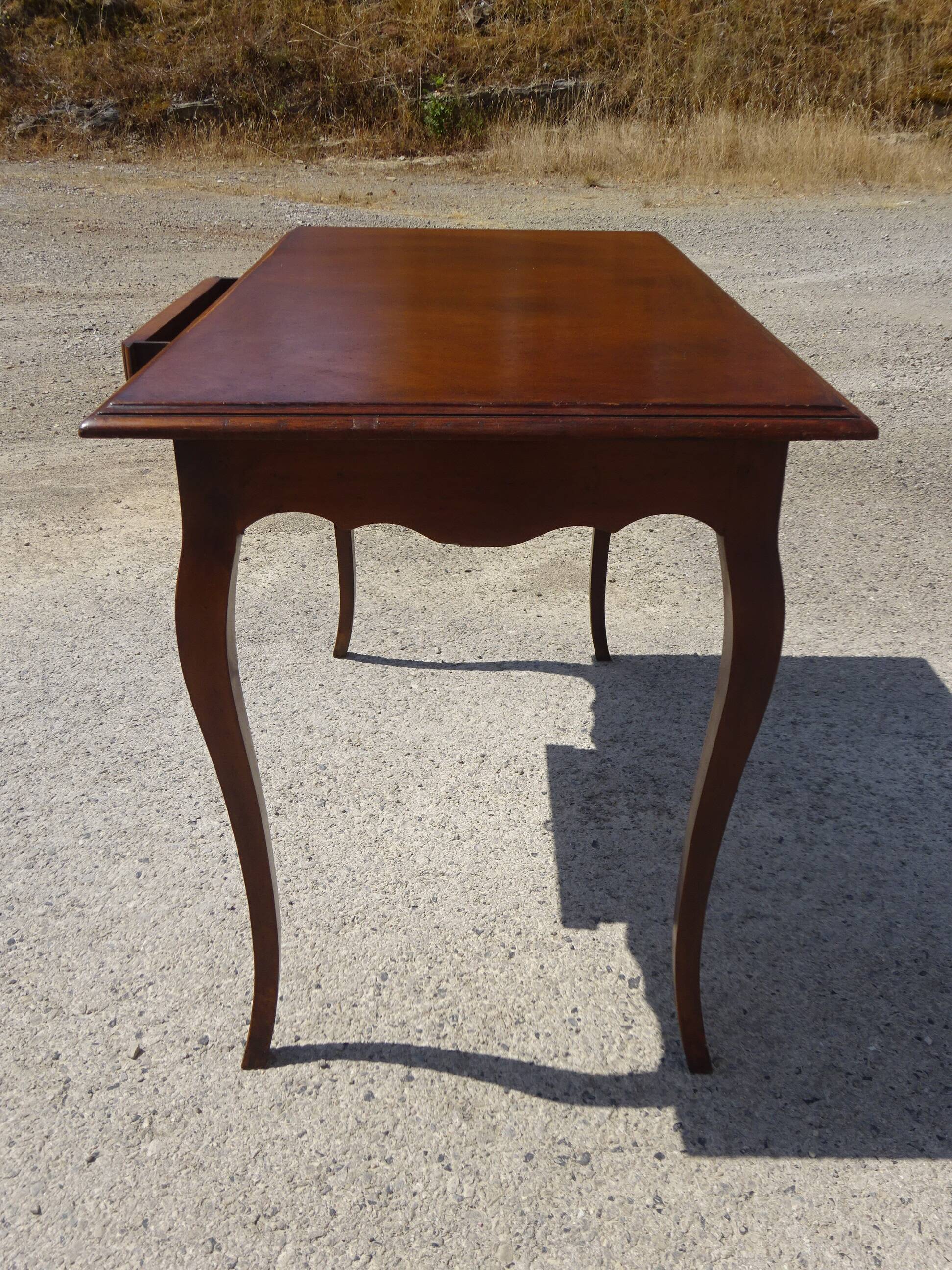 Petit bureau en bois de style Louis XV