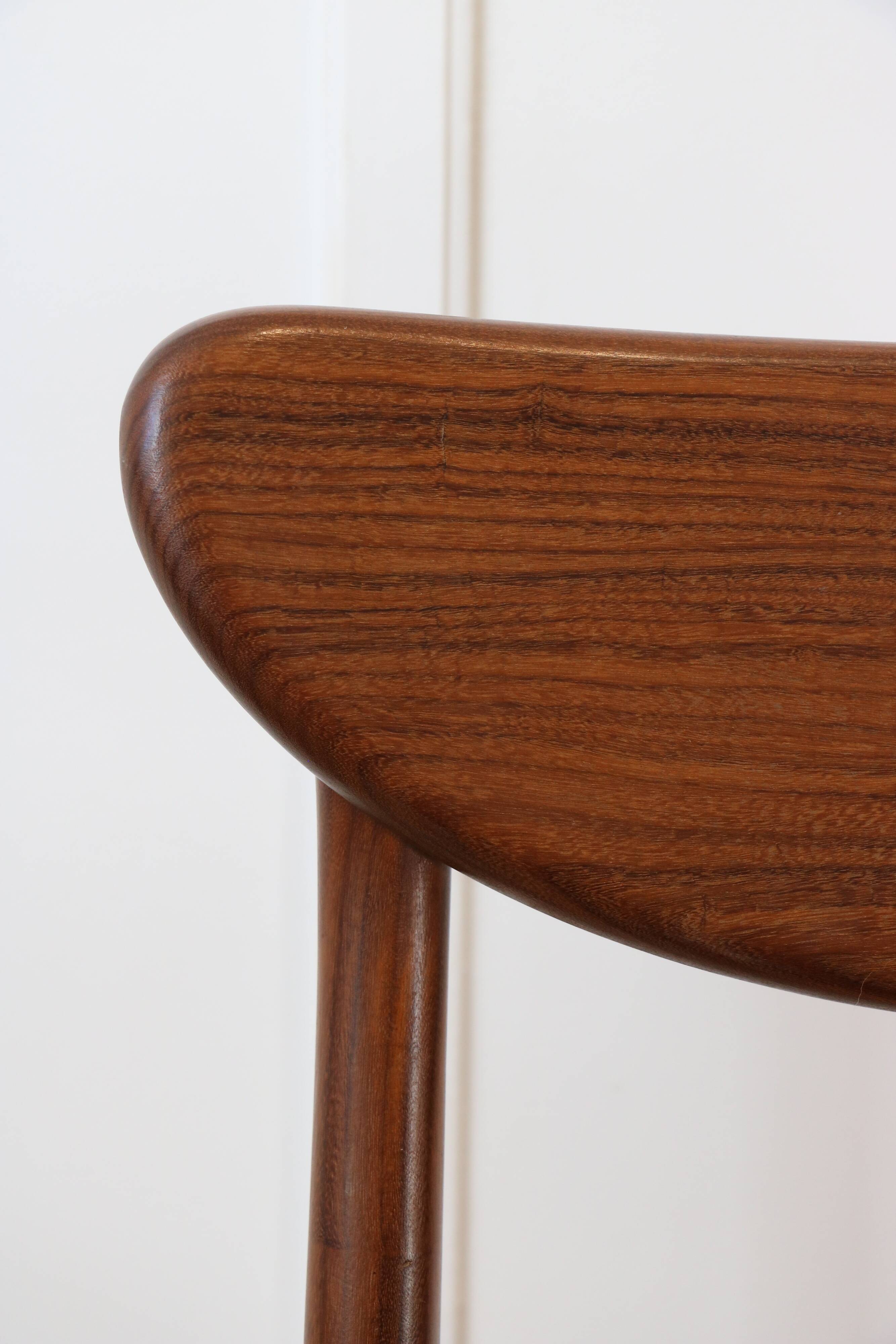 4 Scandinavian chairs in solid wood and black imitation leather